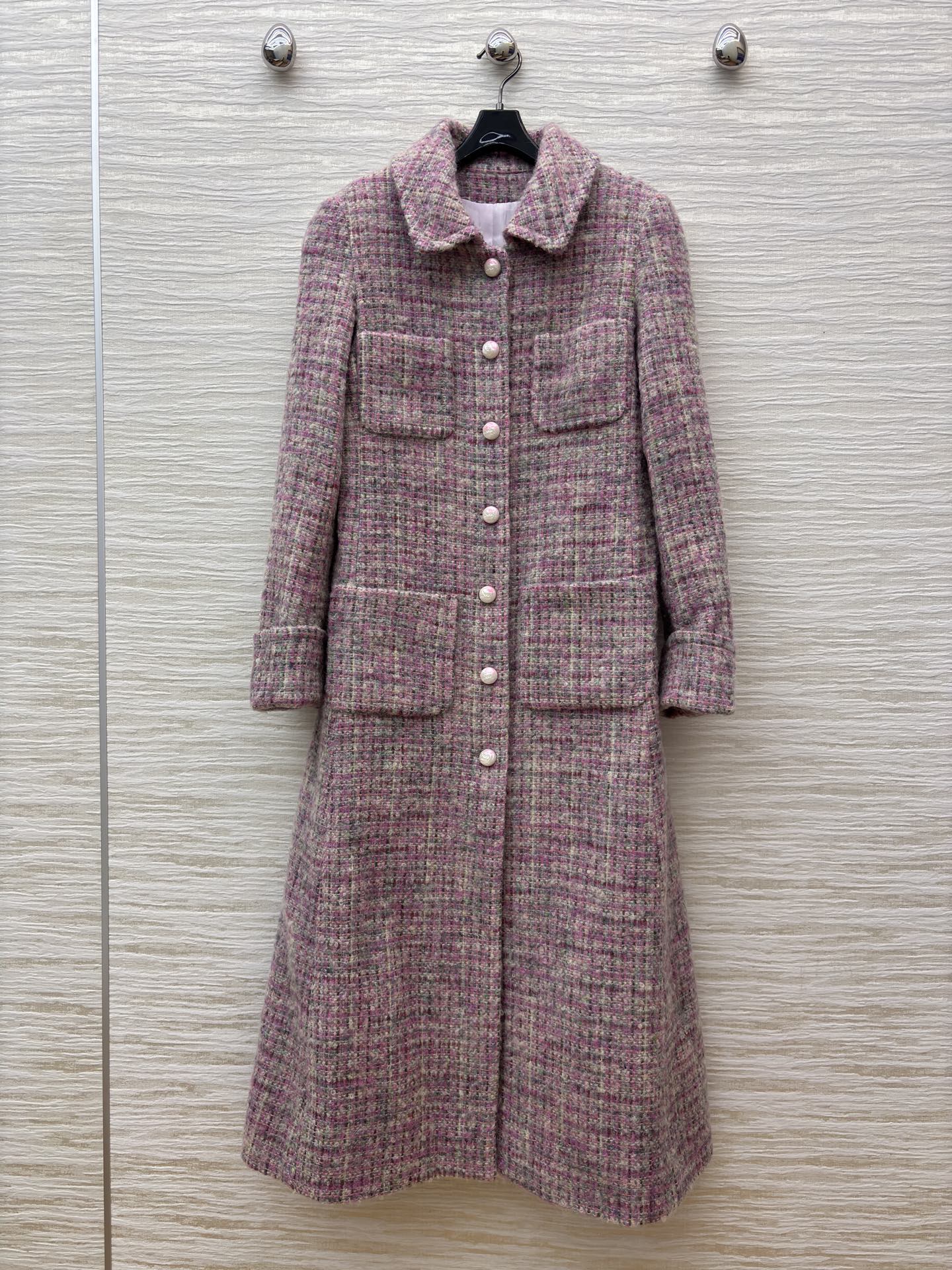 香家 粗花呢长款大衣 温柔系的秋冬质感担当 粉调粗花呢交织出复古肌理 珍珠扣与多口袋设计尽显优雅细节 长