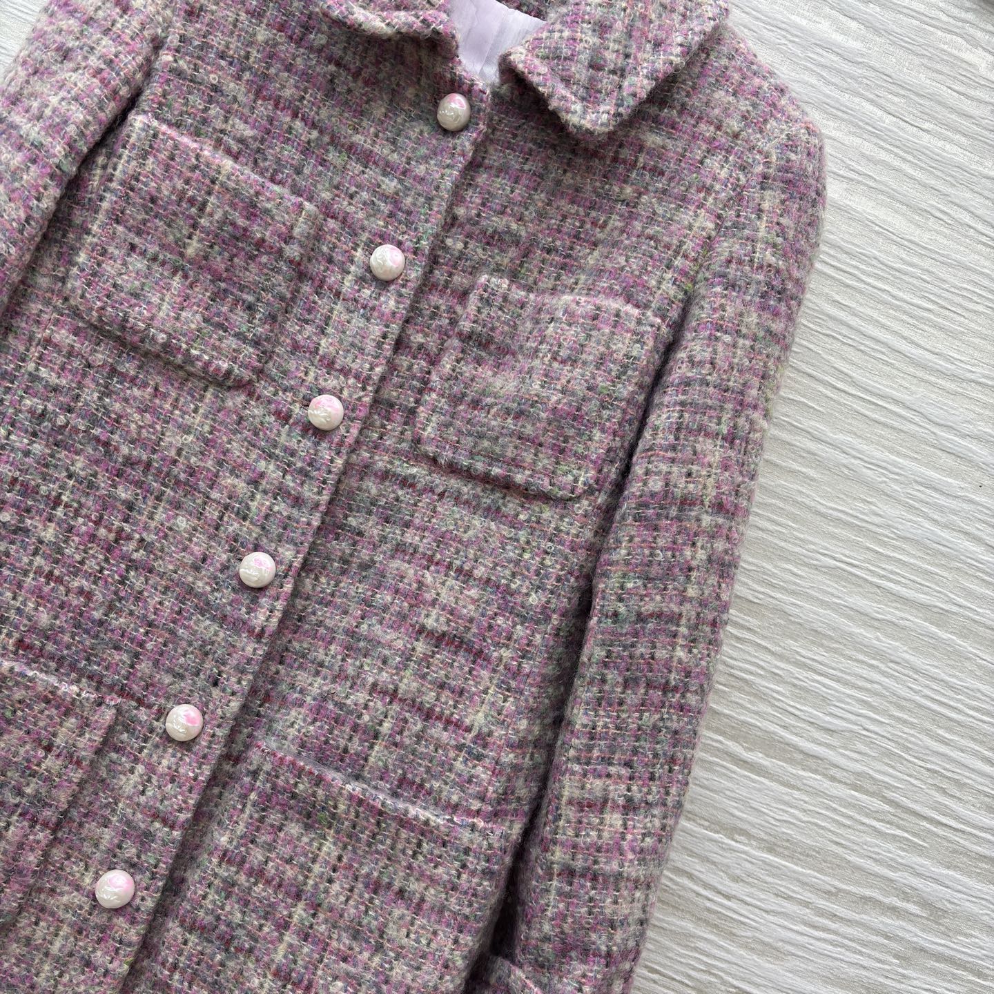 香家 粗花呢长款大衣 温柔系的秋冬质感担当 粉调粗花呢交织出复古肌理 珍珠扣与多口袋设计尽显优雅细节 长