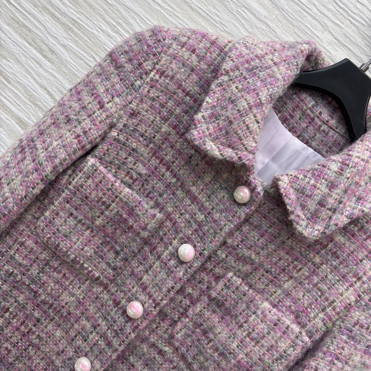 香家 粗花呢长款大衣 温柔系的秋冬质感担当 粉调粗花呢交织出复古肌理 珍珠扣与多口袋设计尽显优雅细节 长