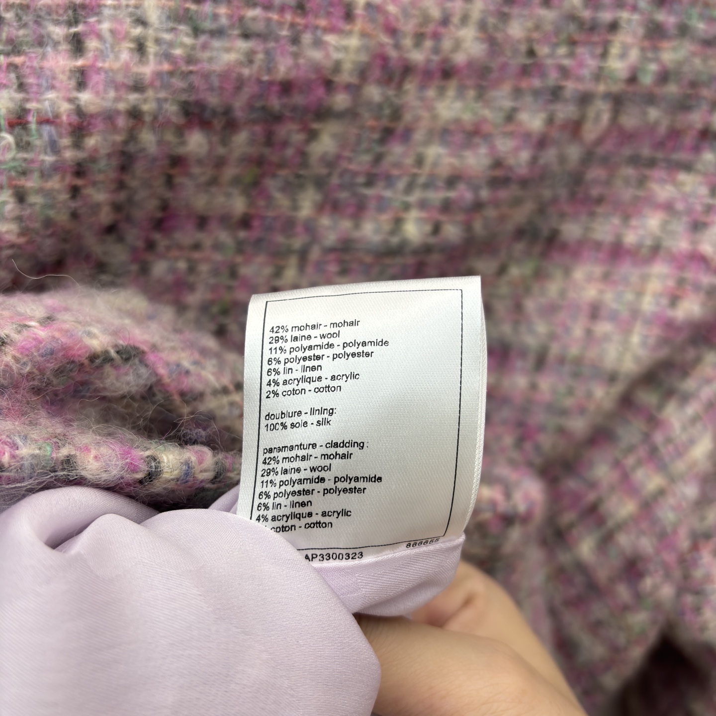 香家 粗花呢长款大衣 温柔系的秋冬质感担当 粉调粗花呢交织出复古肌理 珍珠扣与多口袋设计尽显优雅细节 长