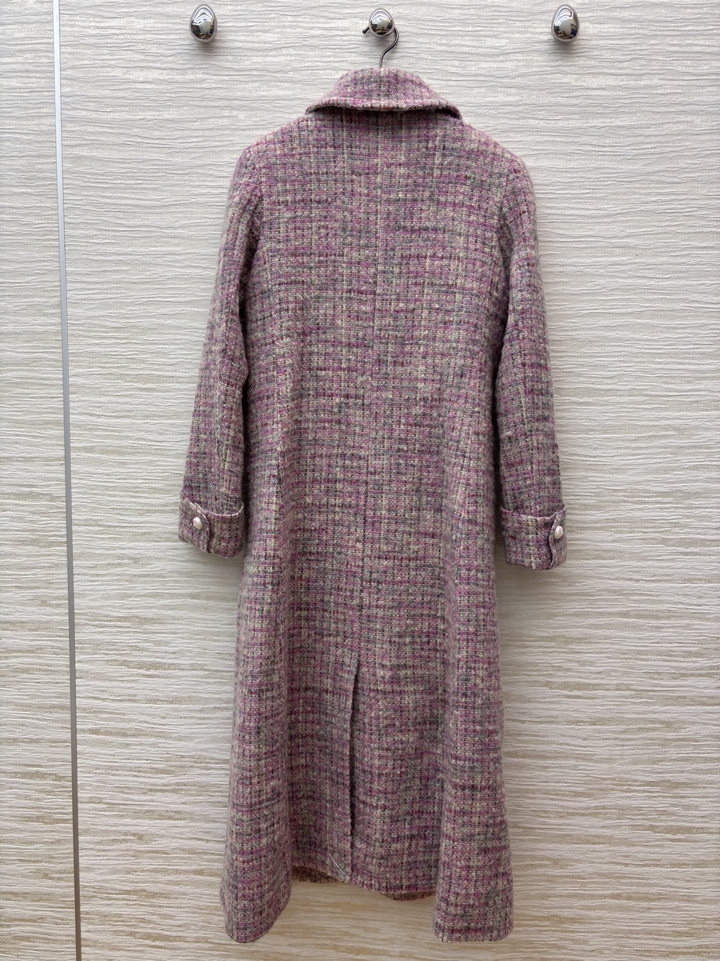 香家 粗花呢长款大衣 温柔系的秋冬质感担当 粉调粗花呢交织出复古肌理 珍珠扣与多口袋设计尽显优雅细节 长