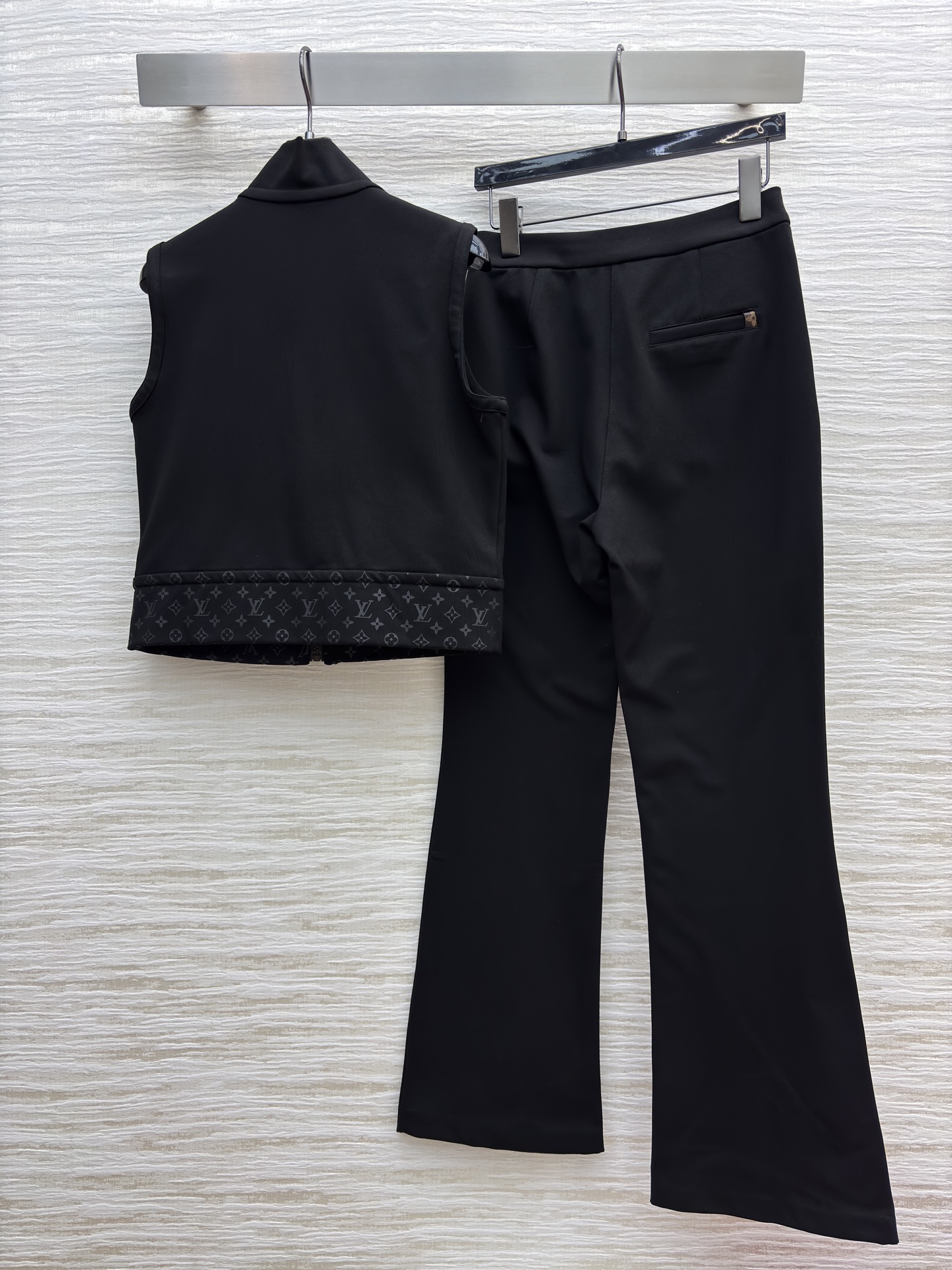 L家25新款 老花拼接马甲套装 短款马甲暗藏经典老花细节 拉链设计利落带感 微喇开衩裤型修饰腿型又添时髦