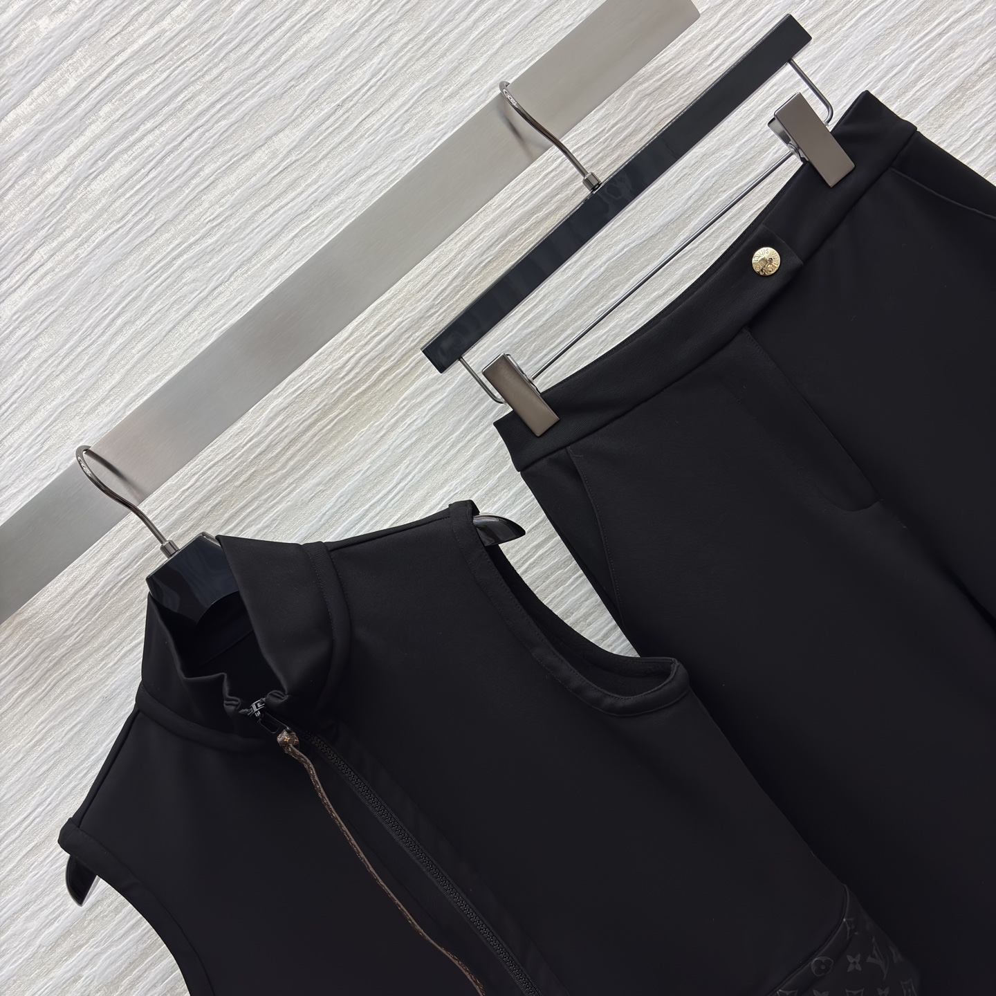 L家25新款 老花拼接马甲套装 短款马甲暗藏经典老花细节 拉链设计利落带感 微喇开衩裤型修饰腿型又添时髦