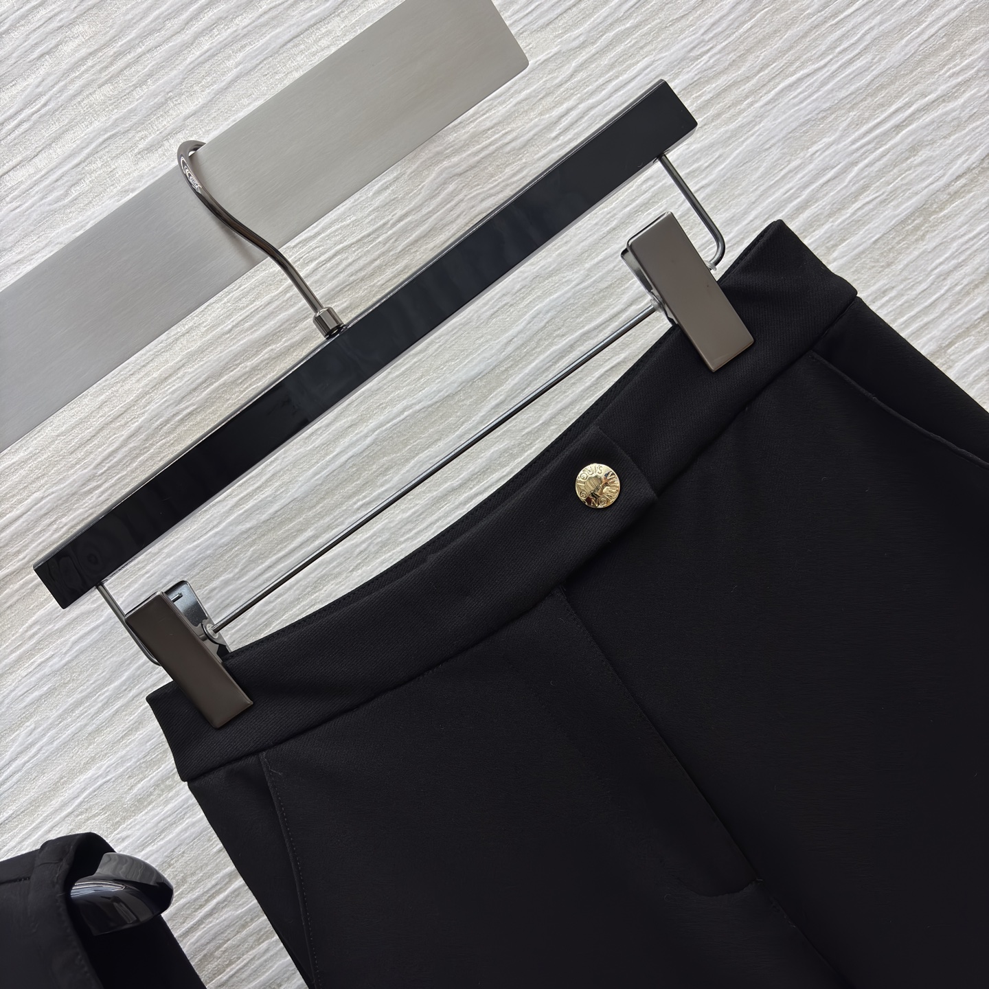 L家25新款 老花拼接马甲套装 短款马甲暗藏经典老花细节 拉链设计利落带感 微喇开衩裤型修饰腿型又添时髦