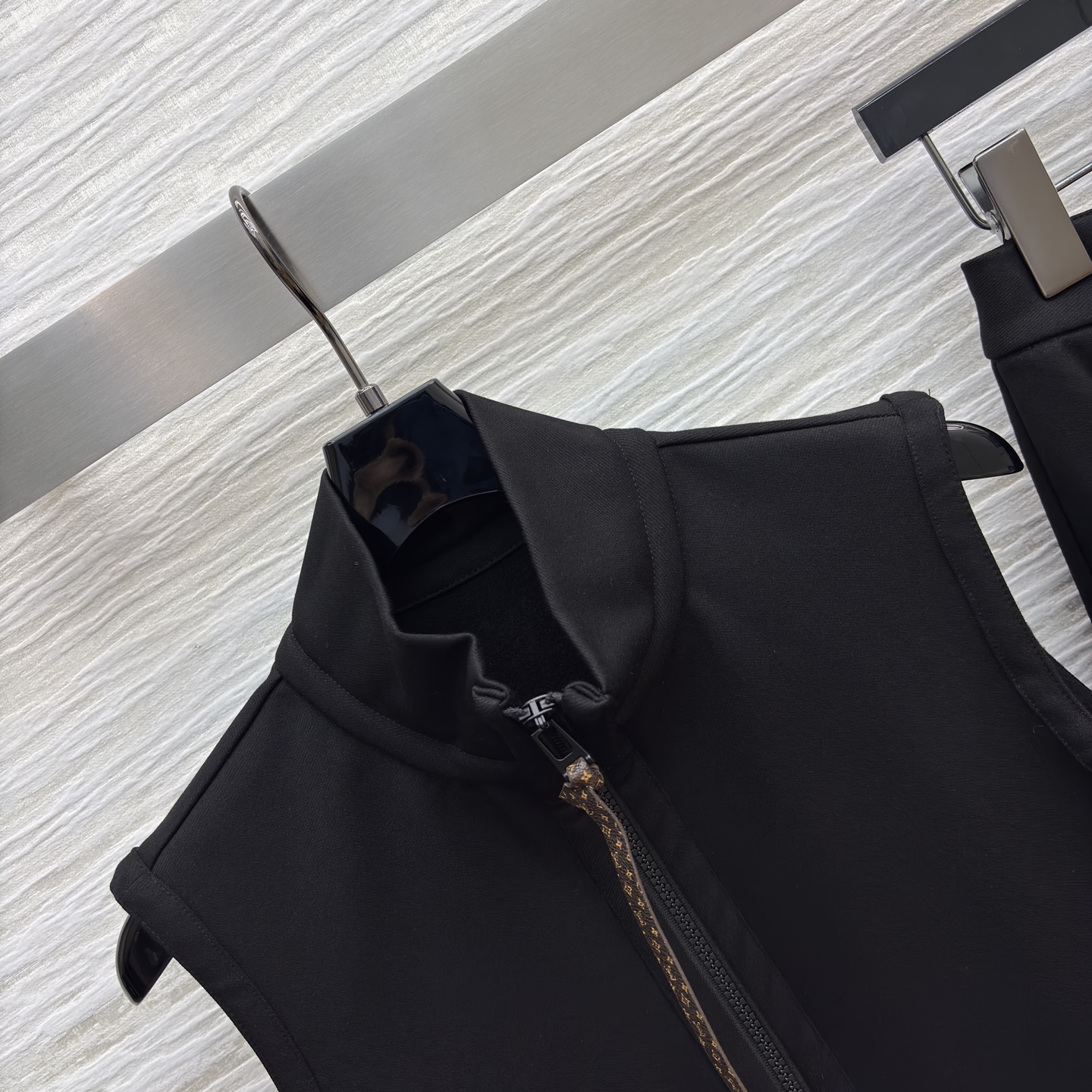 L家25新款 老花拼接马甲套装 短款马甲暗藏经典老花细节 拉链设计利落带感 微喇开衩裤型修饰腿型又添时髦