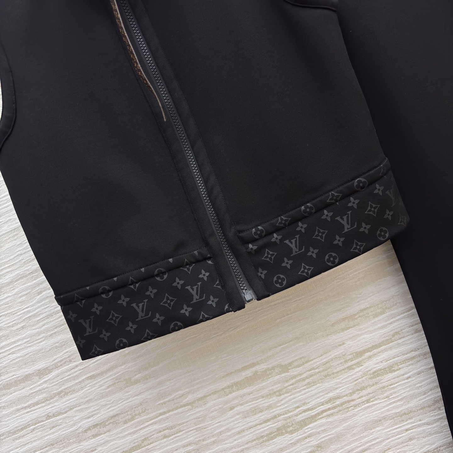 L家25新款 老花拼接马甲套装 短款马甲暗藏经典老花细节 拉链设计利落带感 微喇开衩裤型修饰腿型又添时髦