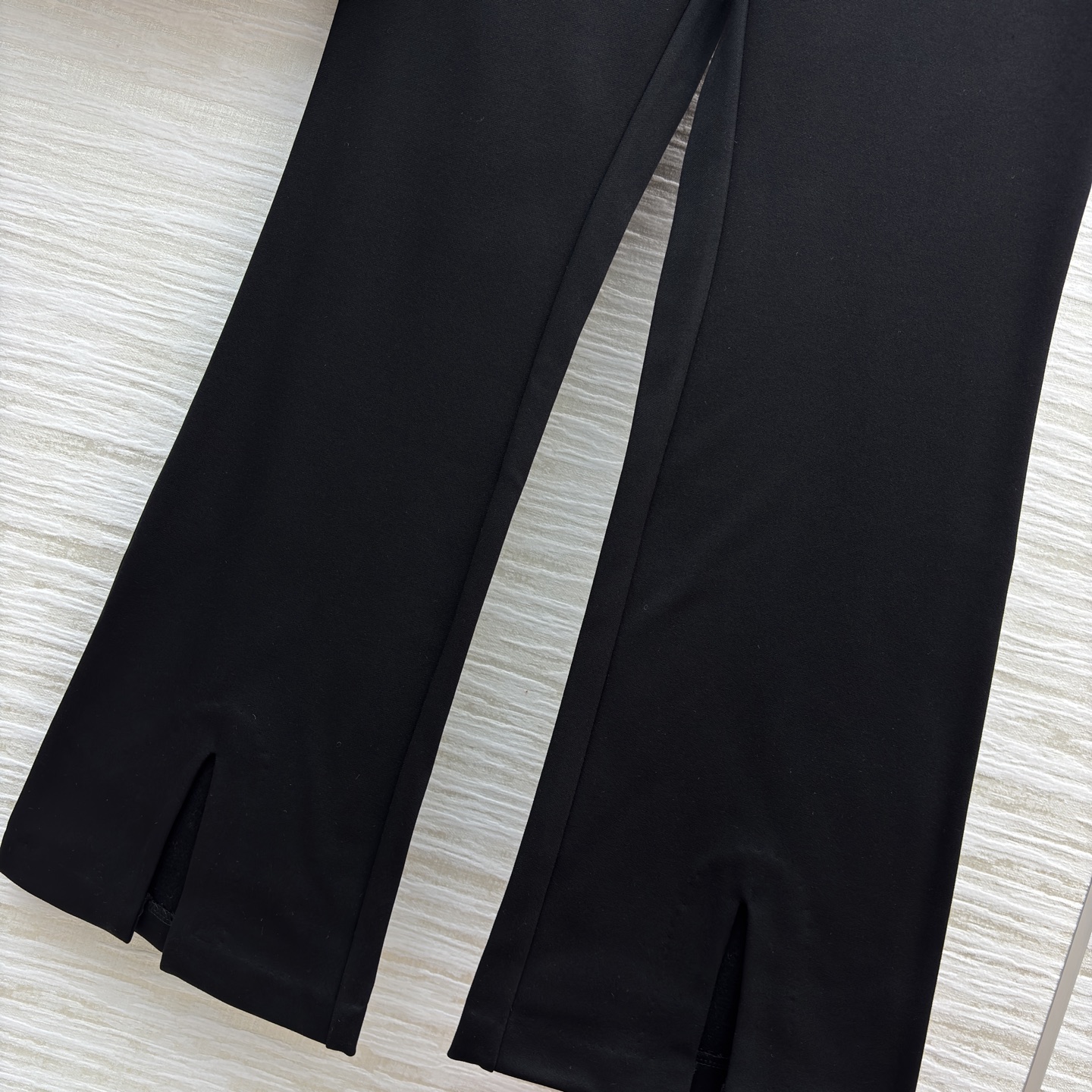 L家25新款 老花拼接马甲套装 短款马甲暗藏经典老花细节 拉链设计利落带感 微喇开衩裤型修饰腿型又添时髦