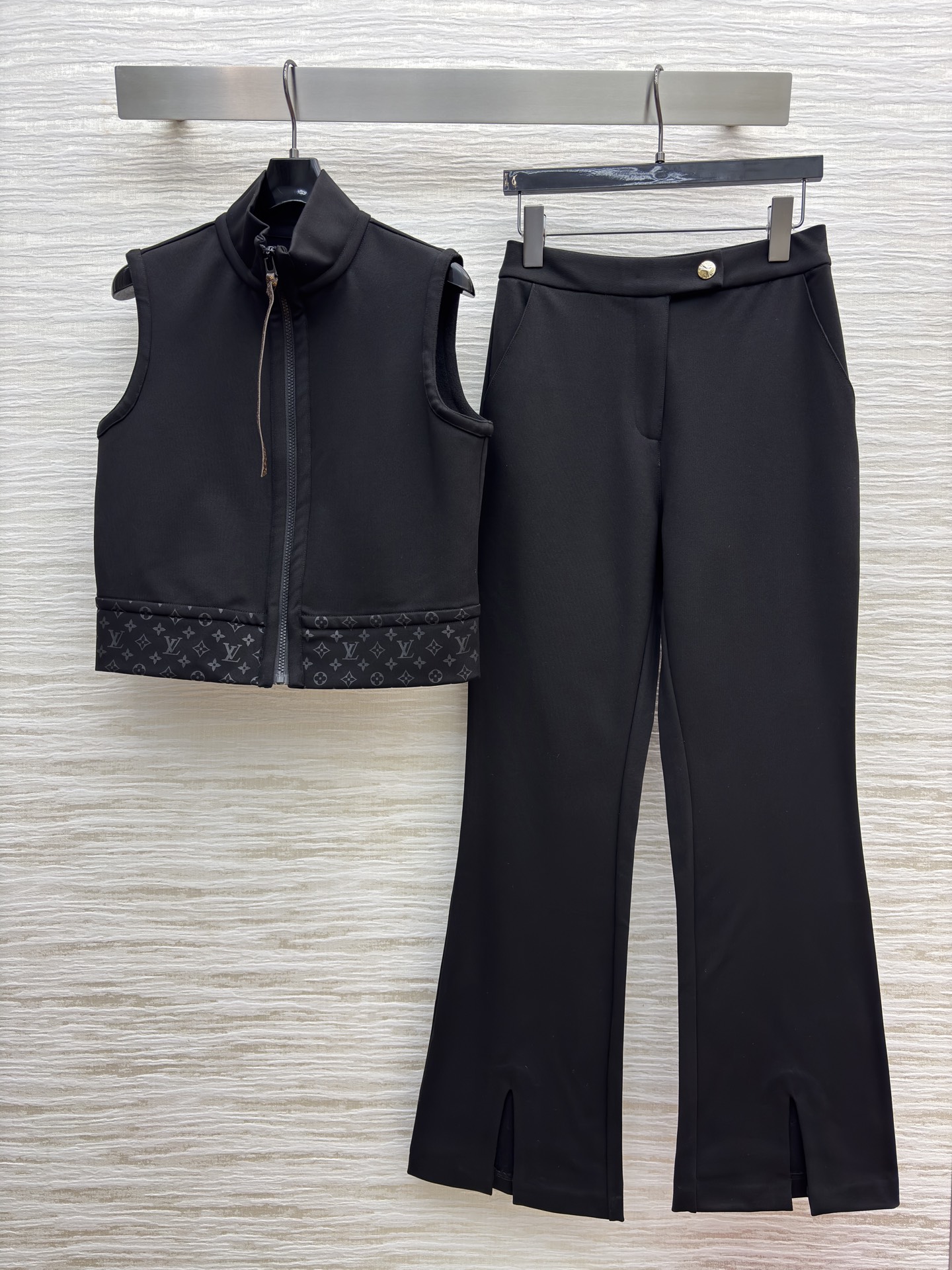 L家25新款 老花拼接马甲套装 短款马甲暗藏经典老花细节 拉链设计利落带感 微喇开衩裤型修饰腿型又添时髦