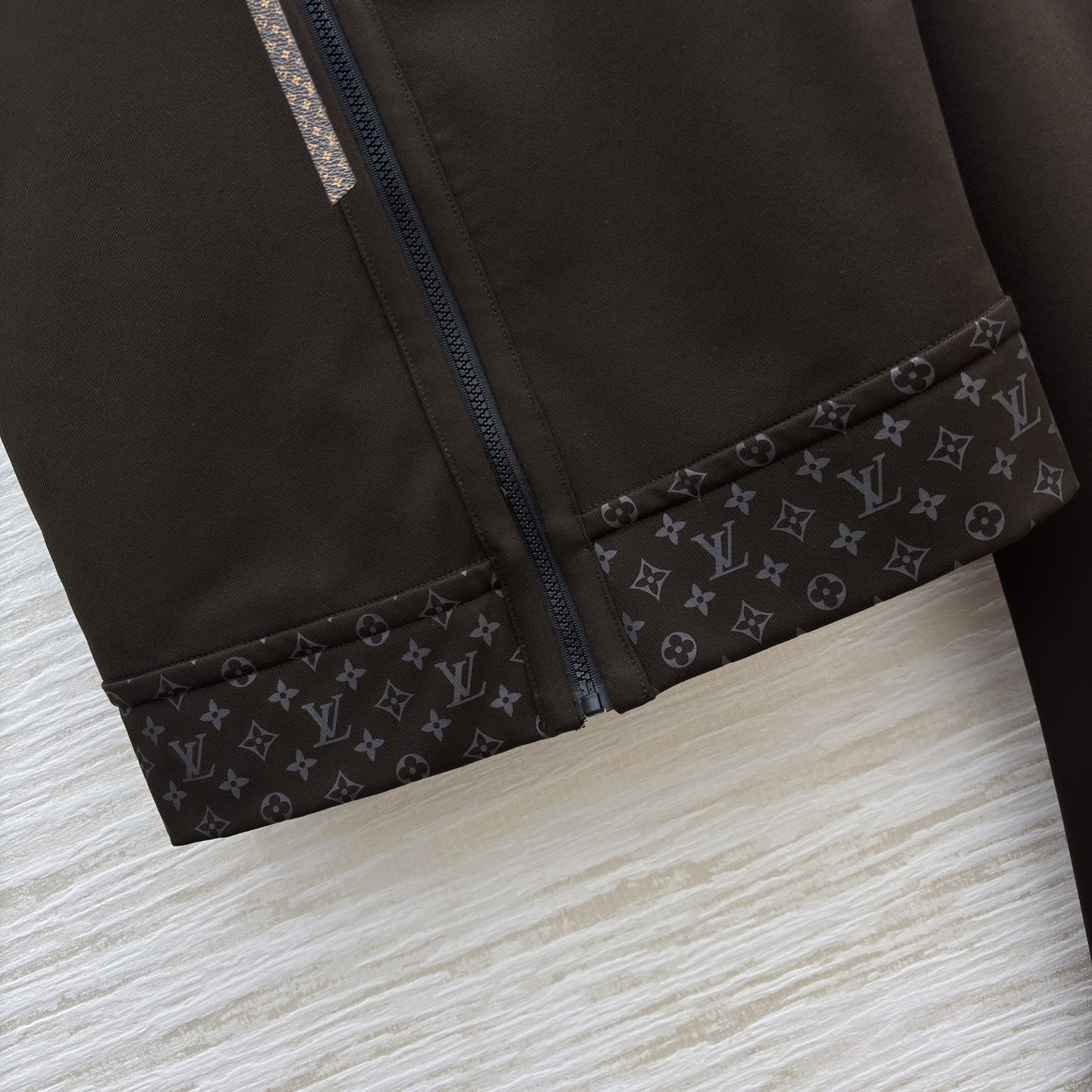 L家25新款 老花拼接马甲套装 短款马甲暗藏经典老花细节 拉链设计利落带感 微喇开衩裤型修饰腿型又添时髦