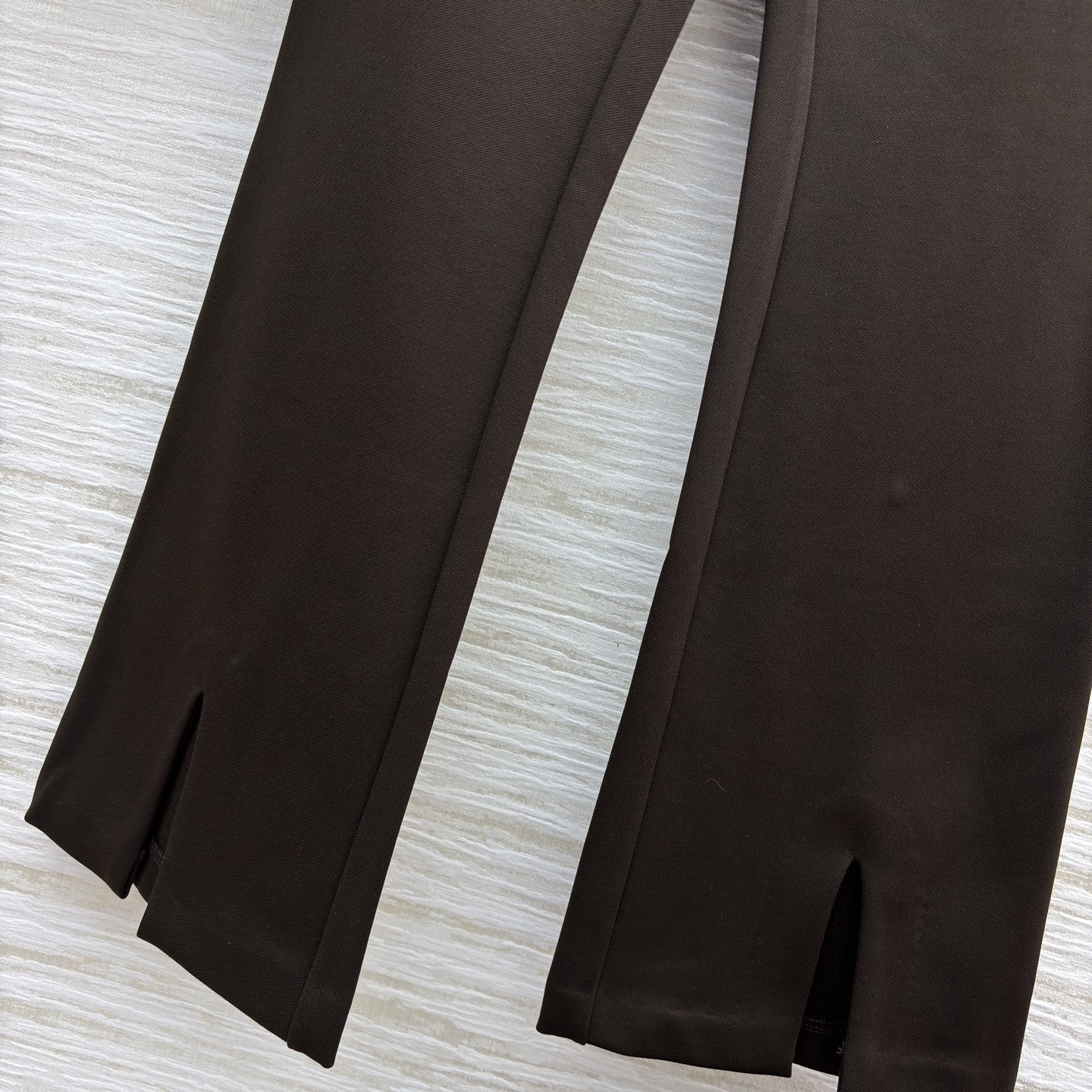 L家25新款 老花拼接马甲套装 短款马甲暗藏经典老花细节 拉链设计利落带感 微喇开衩裤型修饰腿型又添时髦