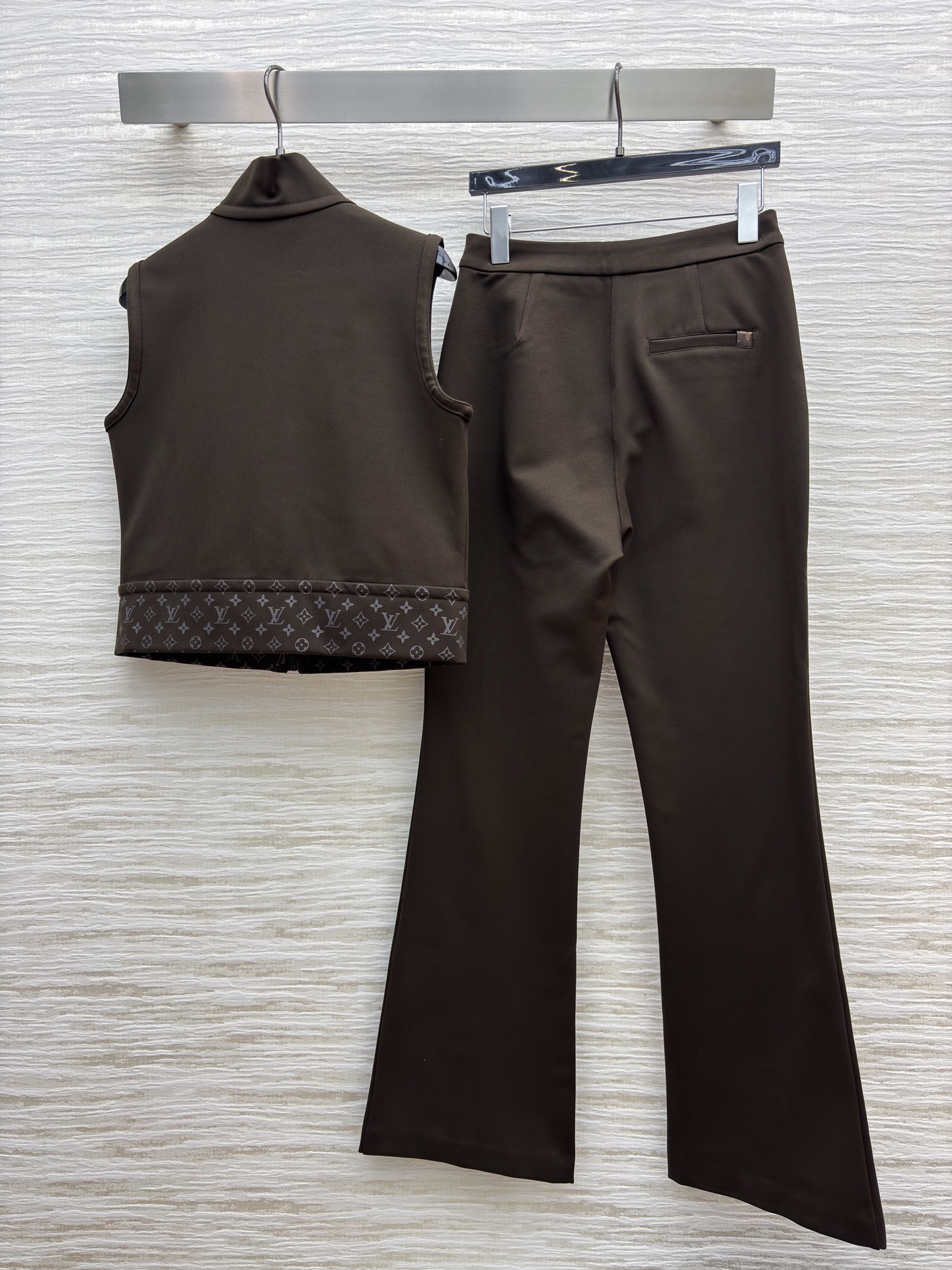 L家25新款 老花拼接马甲套装 短款马甲暗藏经典老花细节 拉链设计利落带感 微喇开衩裤型修饰腿型又添时髦