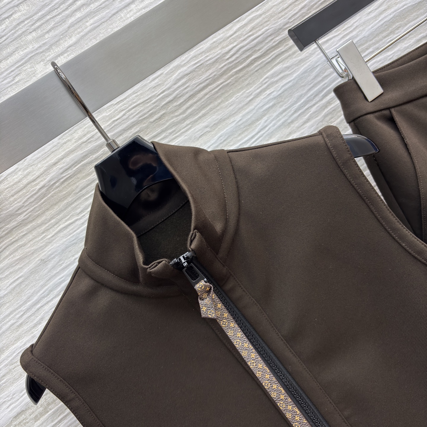 L家25新款 老花拼接马甲套装 短款马甲暗藏经典老花细节 拉链设计利落带感 微喇开衩裤型修饰腿型又添时髦