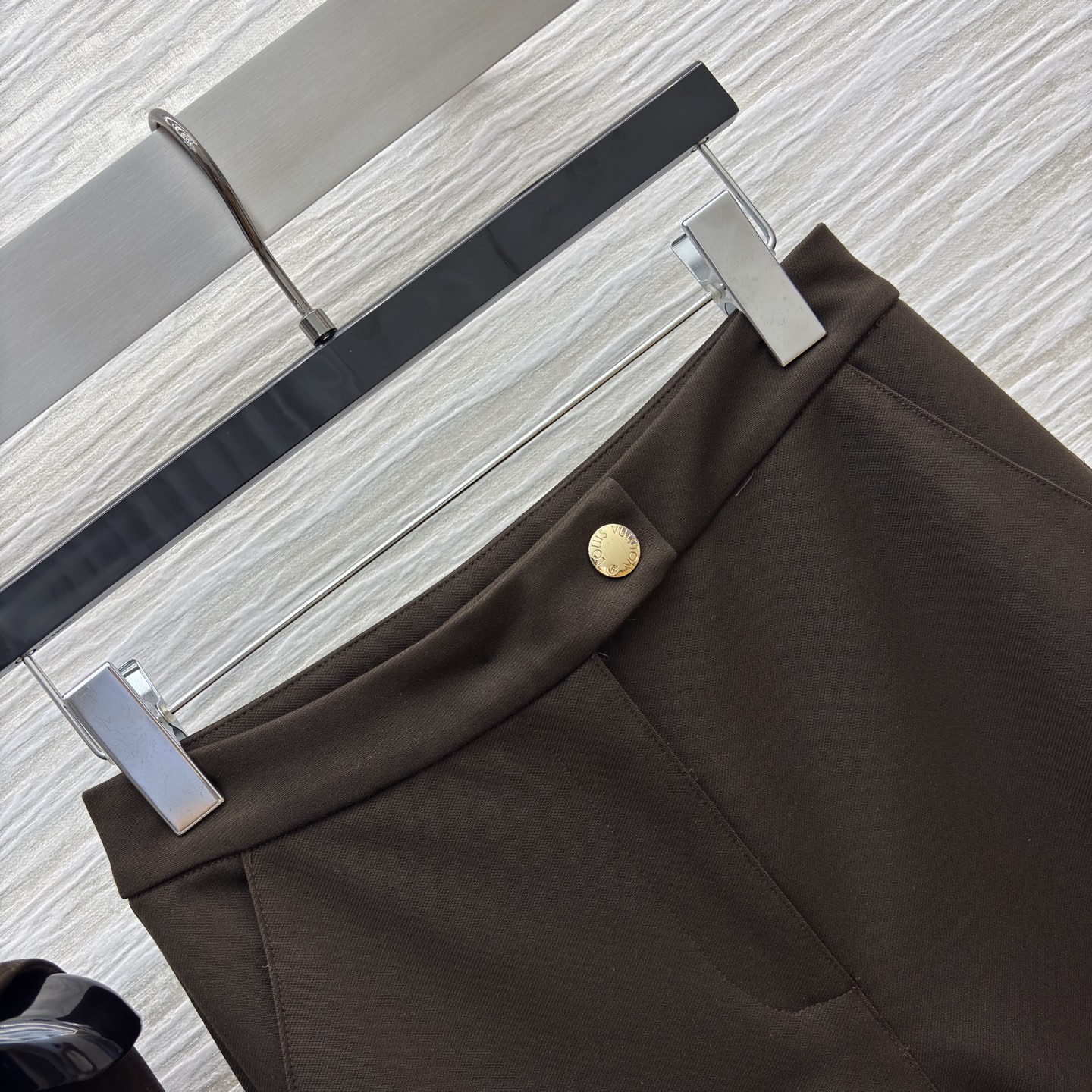 L家25新款 老花拼接马甲套装 短款马甲暗藏经典老花细节 拉链设计利落带感 微喇开衩裤型修饰腿型又添时髦