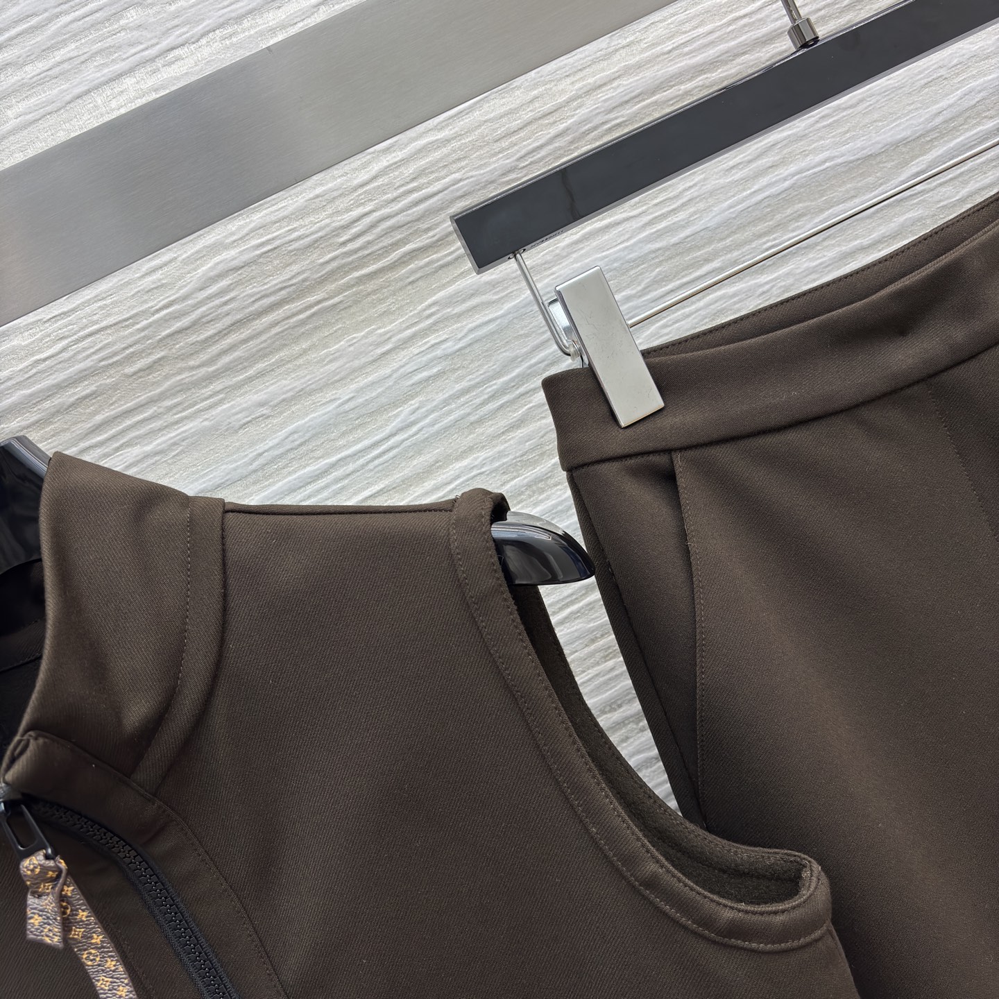 L家25新款 老花拼接马甲套装 短款马甲暗藏经典老花细节 拉链设计利落带感 微喇开衩裤型修饰腿型又添时髦