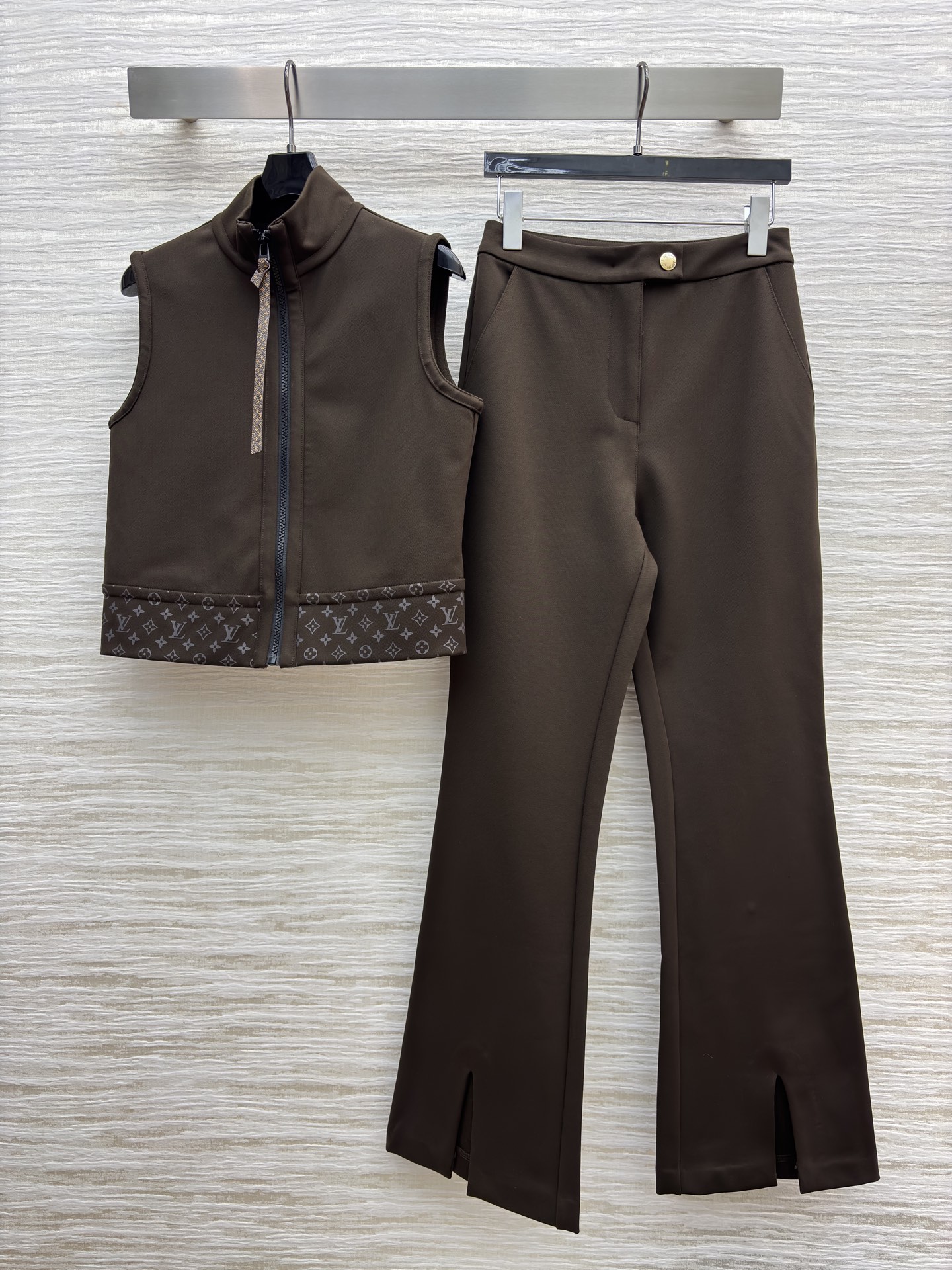 L家25新款 老花拼接马甲套装 短款马甲暗藏经典老花细节 拉链设计利落带感 微喇开衩裤型修饰腿型又添时髦