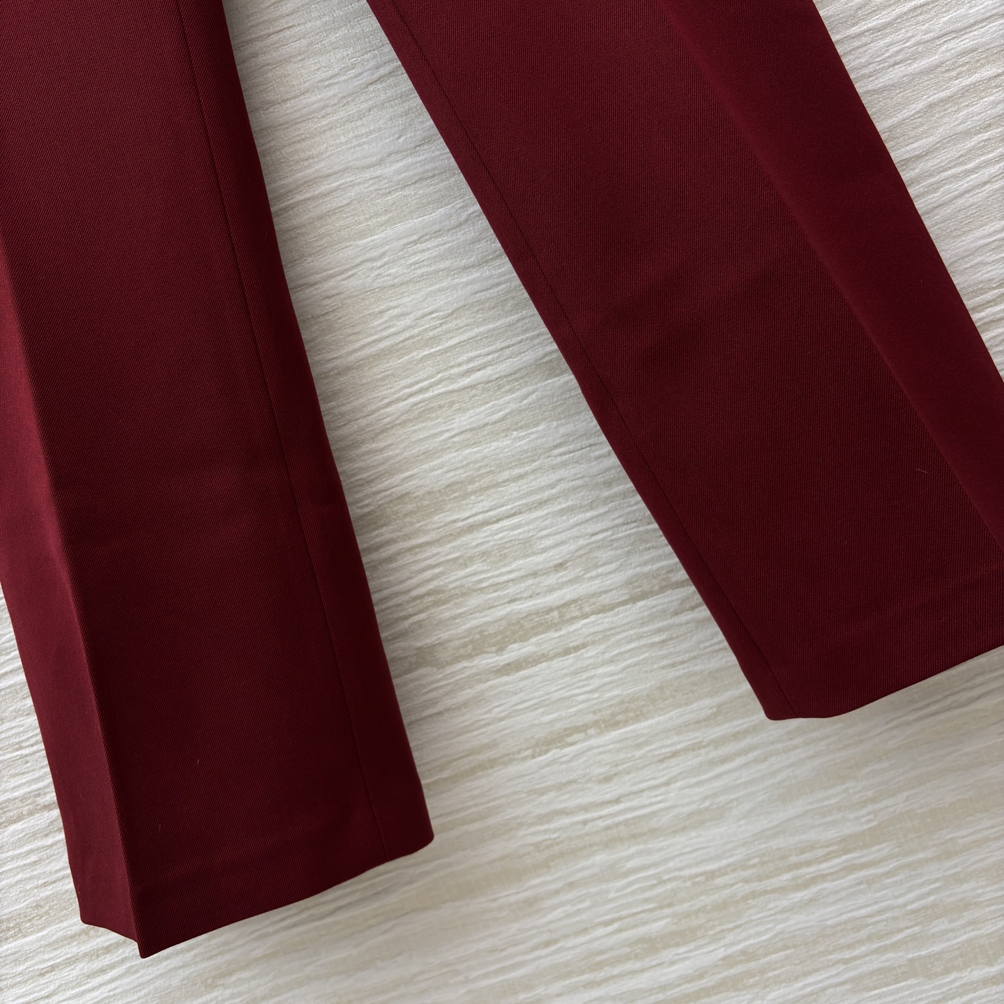 G家25新款 酒红色西装套装 金属扣装饰西装外套+直筒裤 职场的优雅宣言 亦是宴会的吸睛利器 利落剪裁勾