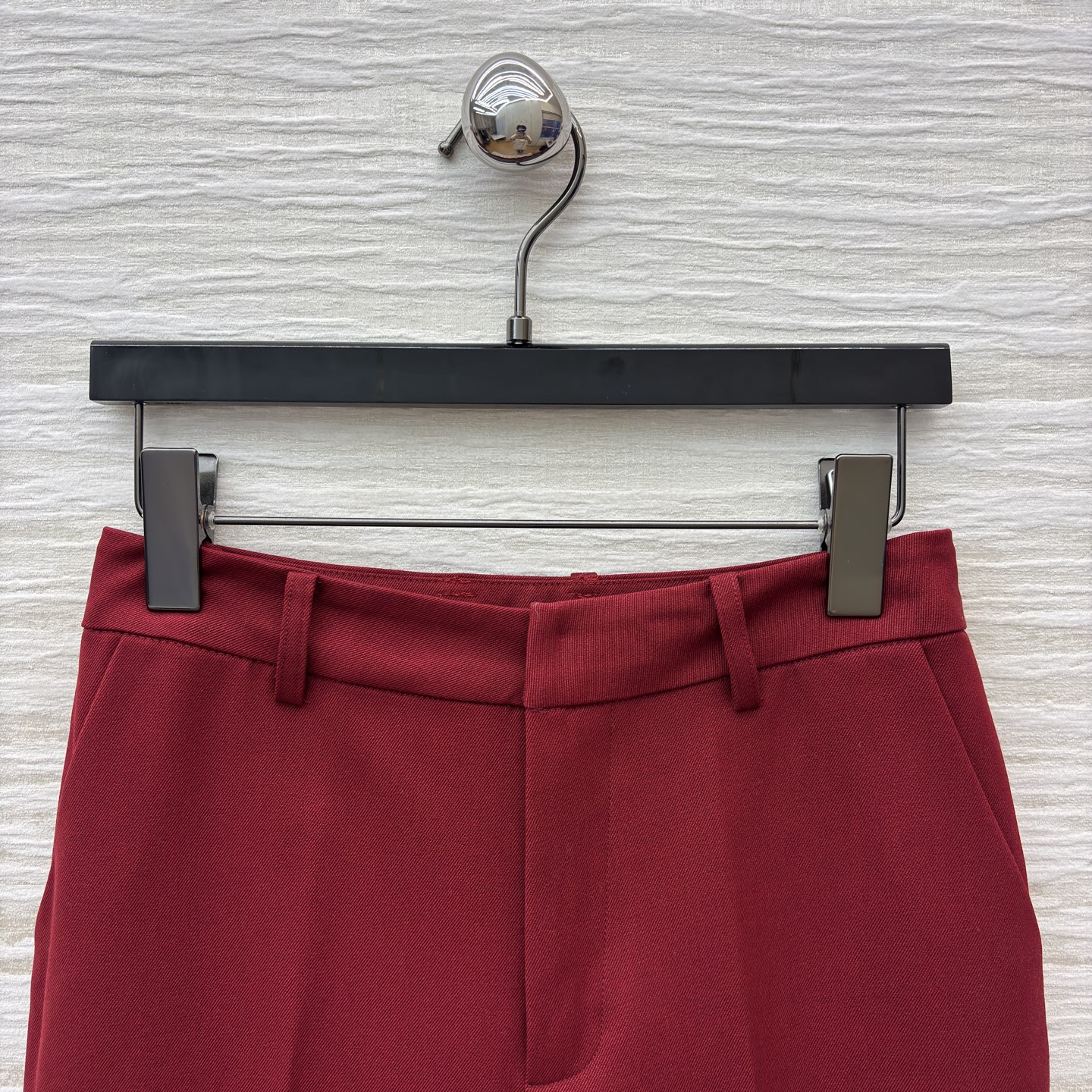 G家25新款 酒红色西装套装 金属扣装饰西装外套+直筒裤 职场的优雅宣言 亦是宴会的吸睛利器 利落剪裁勾