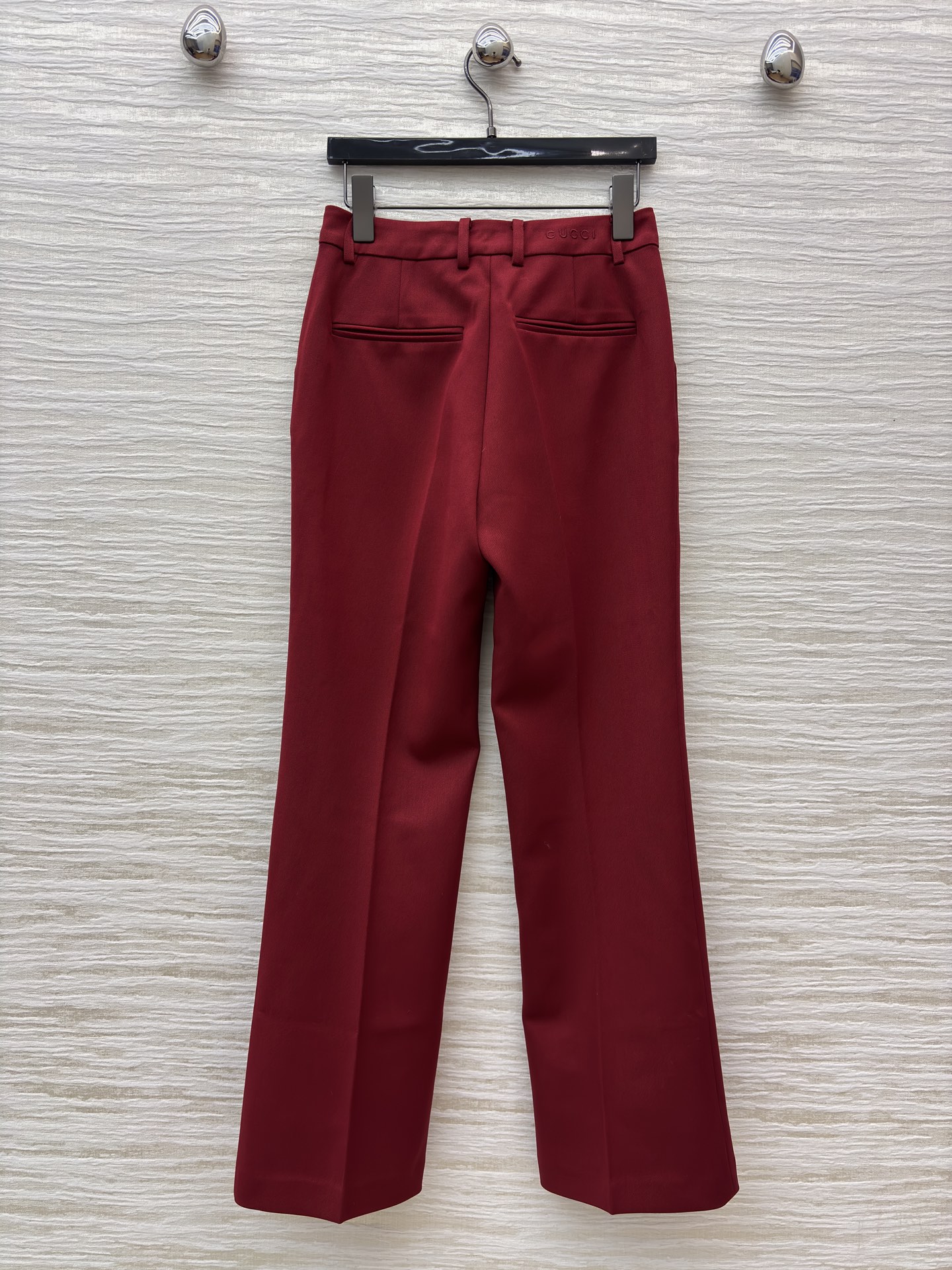 G家25新款 酒红色西装套装 金属扣装饰西装外套+直筒裤 职场的优雅宣言 亦是宴会的吸睛利器 利落剪裁勾