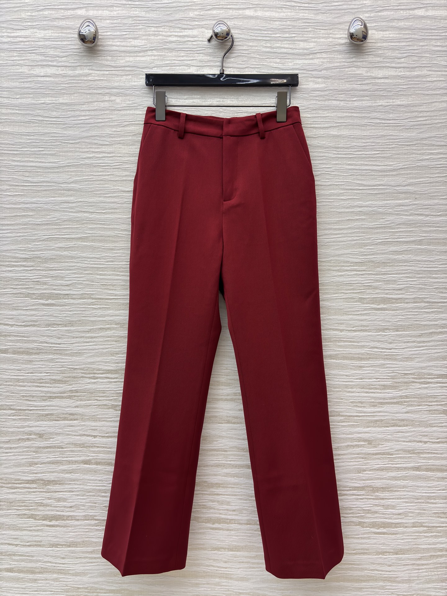 G家25新款 酒红色西装套装 金属扣装饰西装外套+直筒裤 职场的优雅宣言 亦是宴会的吸睛利器 利落剪裁勾