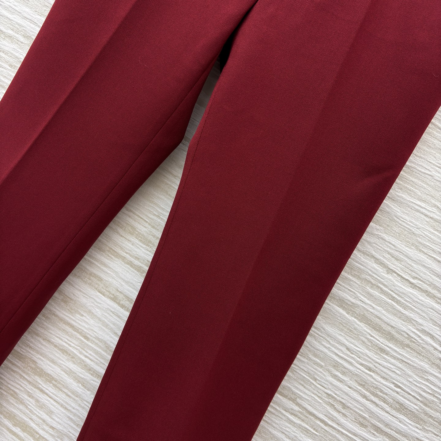 G家25新款 酒红色西装套装 金属扣装饰西装外套+直筒裤 职场的优雅宣言 亦是宴会的吸睛利器 利落剪裁勾