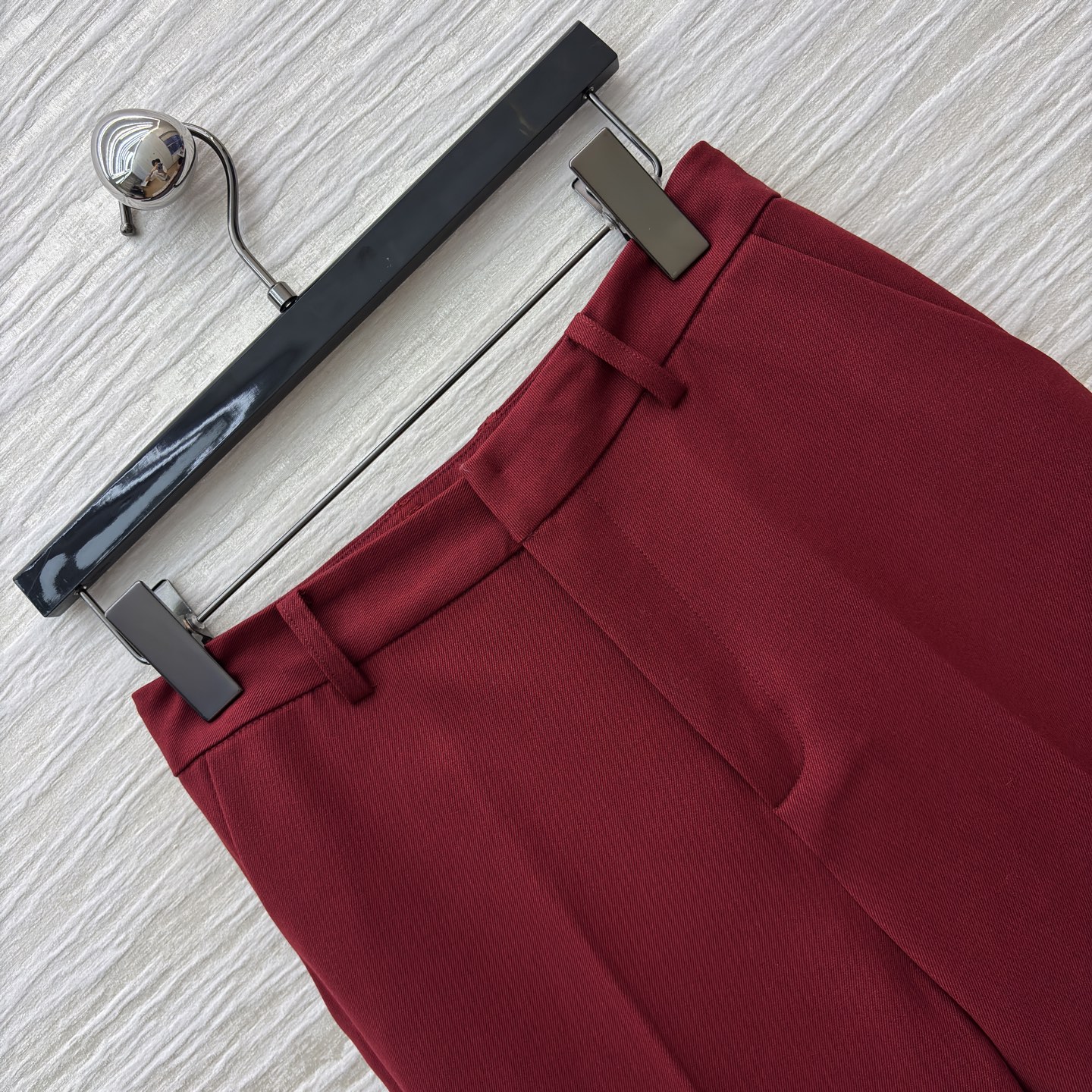 G家25新款 酒红色西装套装 金属扣装饰西装外套+直筒裤 职场的优雅宣言 亦是宴会的吸睛利器 利落剪裁勾