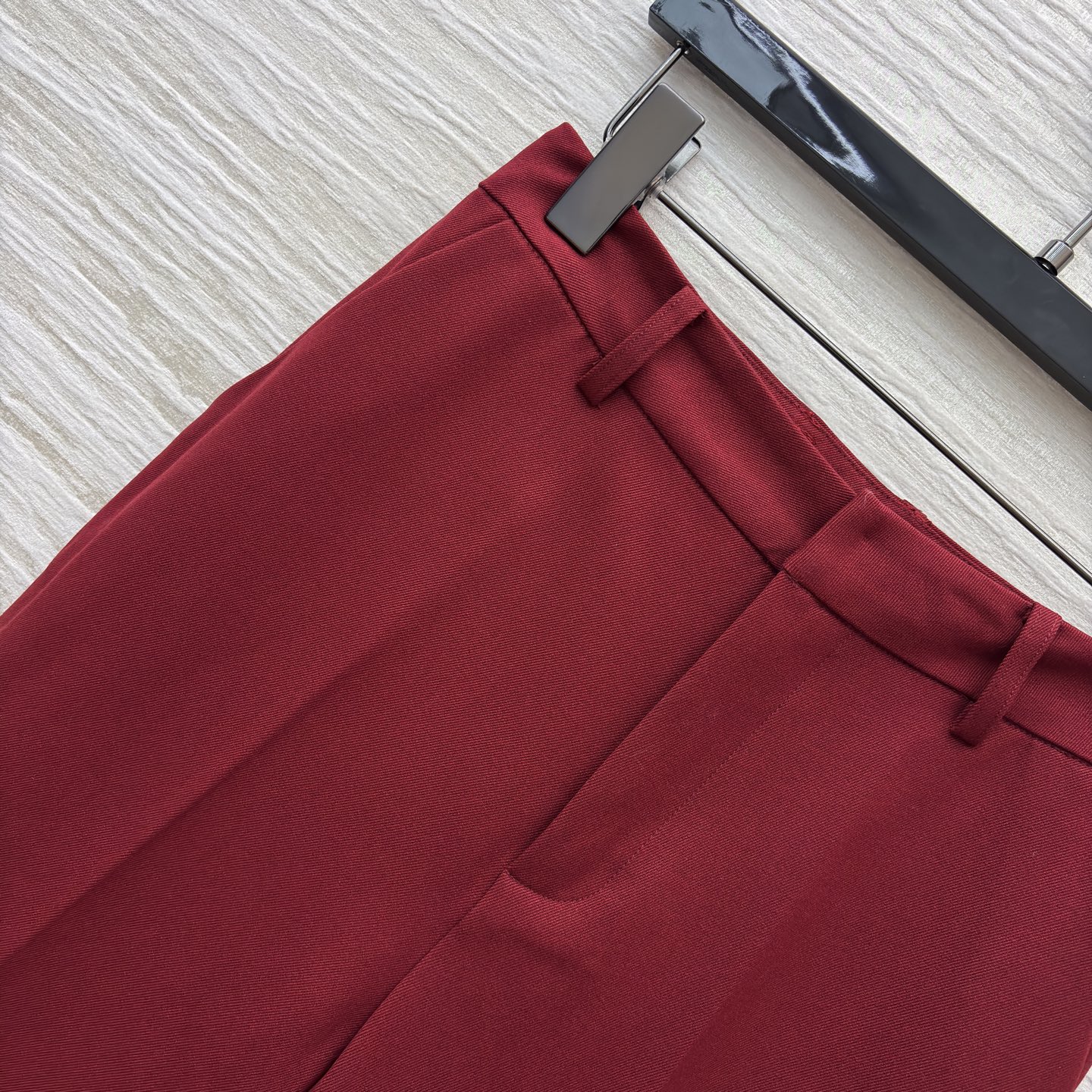 G家25新款 酒红色西装套装 金属扣装饰西装外套+直筒裤 职场的优雅宣言 亦是宴会的吸睛利器 利落剪裁勾