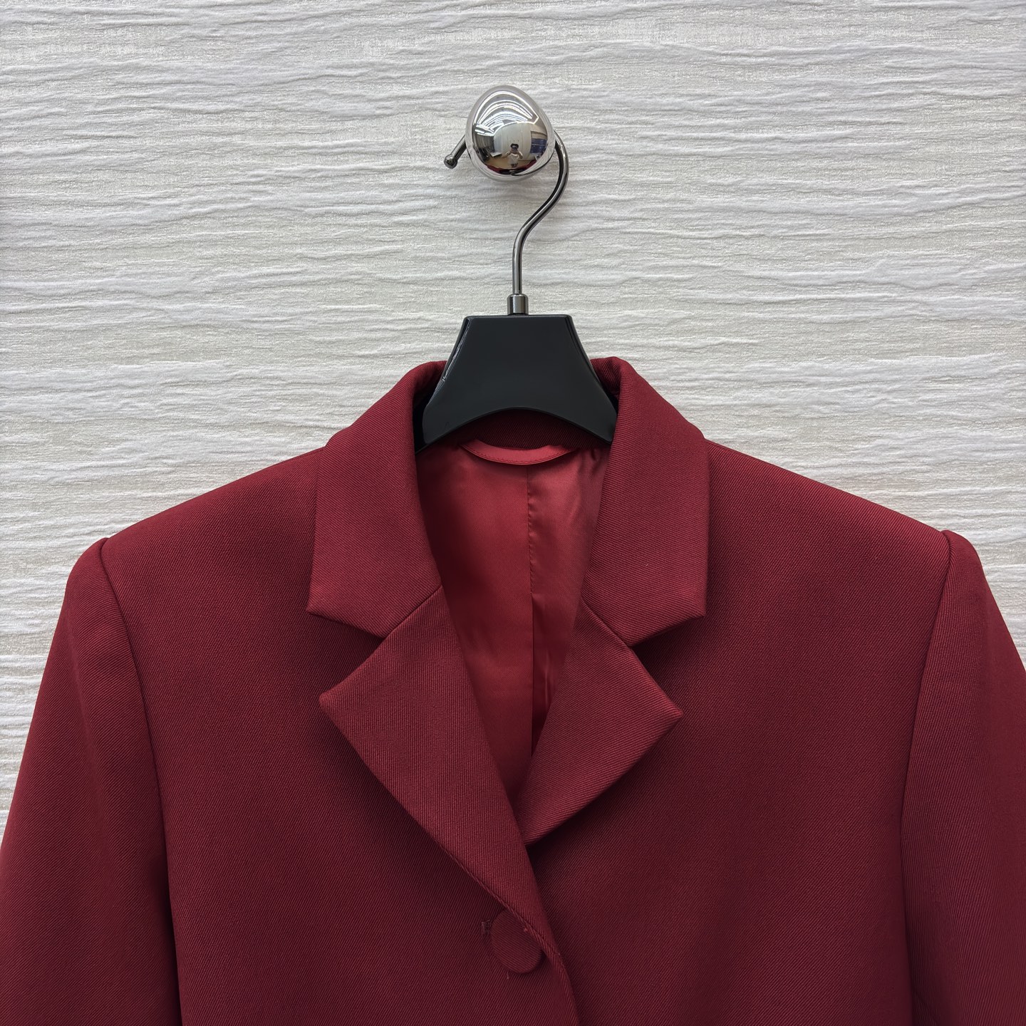 G家25新款 酒红色西装套装 金属扣装饰西装外套+直筒裤 职场的优雅宣言 亦是宴会的吸睛利器 利落剪裁勾