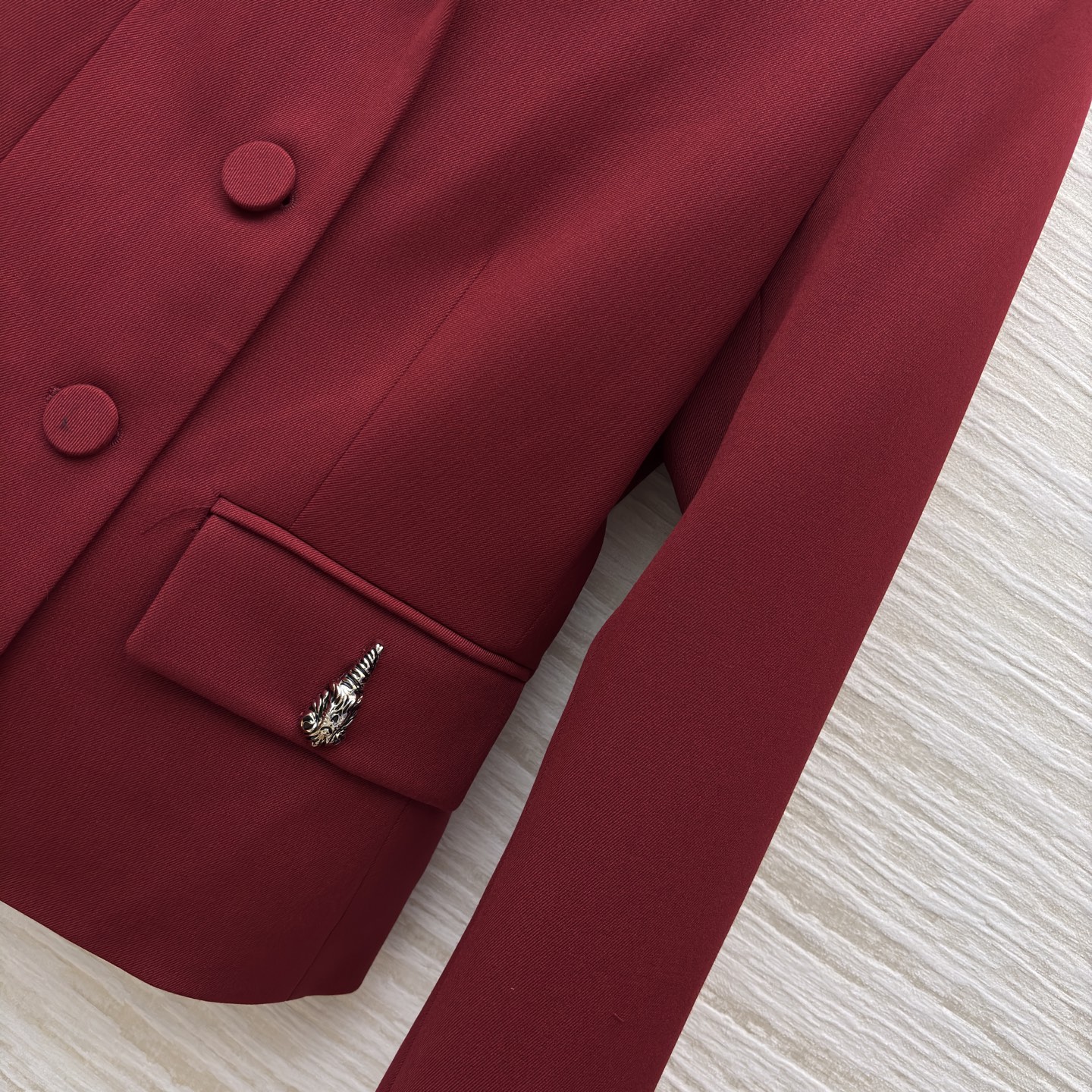 G家25新款 酒红色西装套装 金属扣装饰西装外套+直筒裤 职场的优雅宣言 亦是宴会的吸睛利器 利落剪裁勾