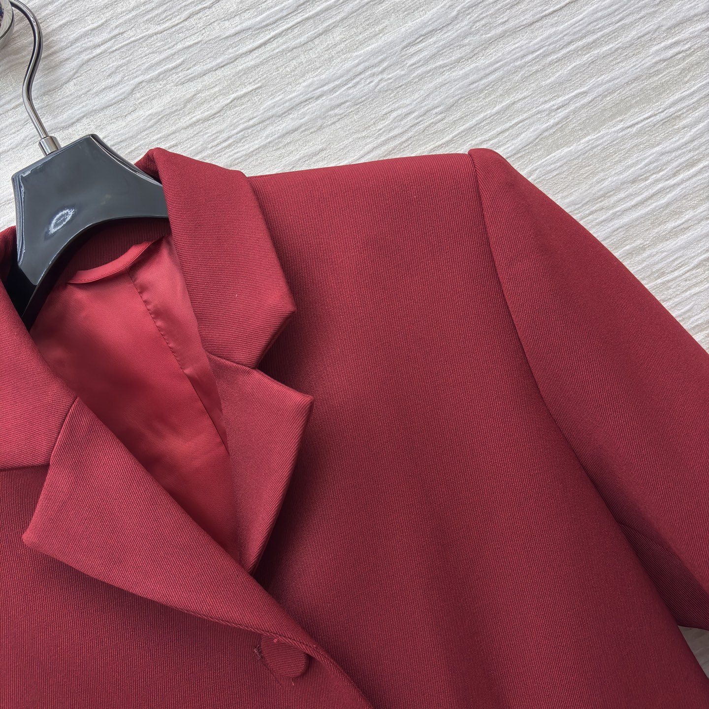 G家25新款 酒红色西装套装 金属扣装饰西装外套+直筒裤 职场的优雅宣言 亦是宴会的吸睛利器 利落剪裁勾