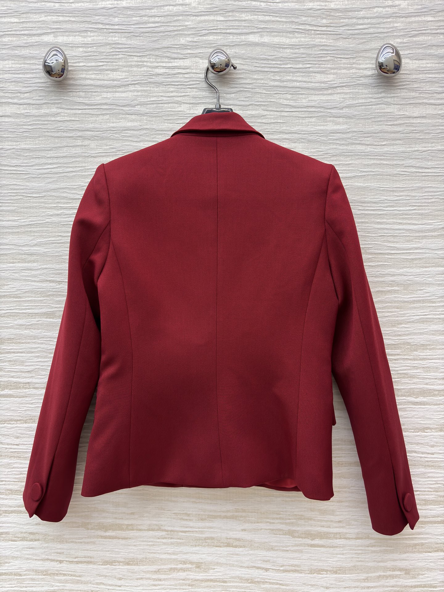 G家25新款 酒红色西装套装 金属扣装饰西装外套+直筒裤 职场的优雅宣言 亦是宴会的吸睛利器 利落剪裁勾