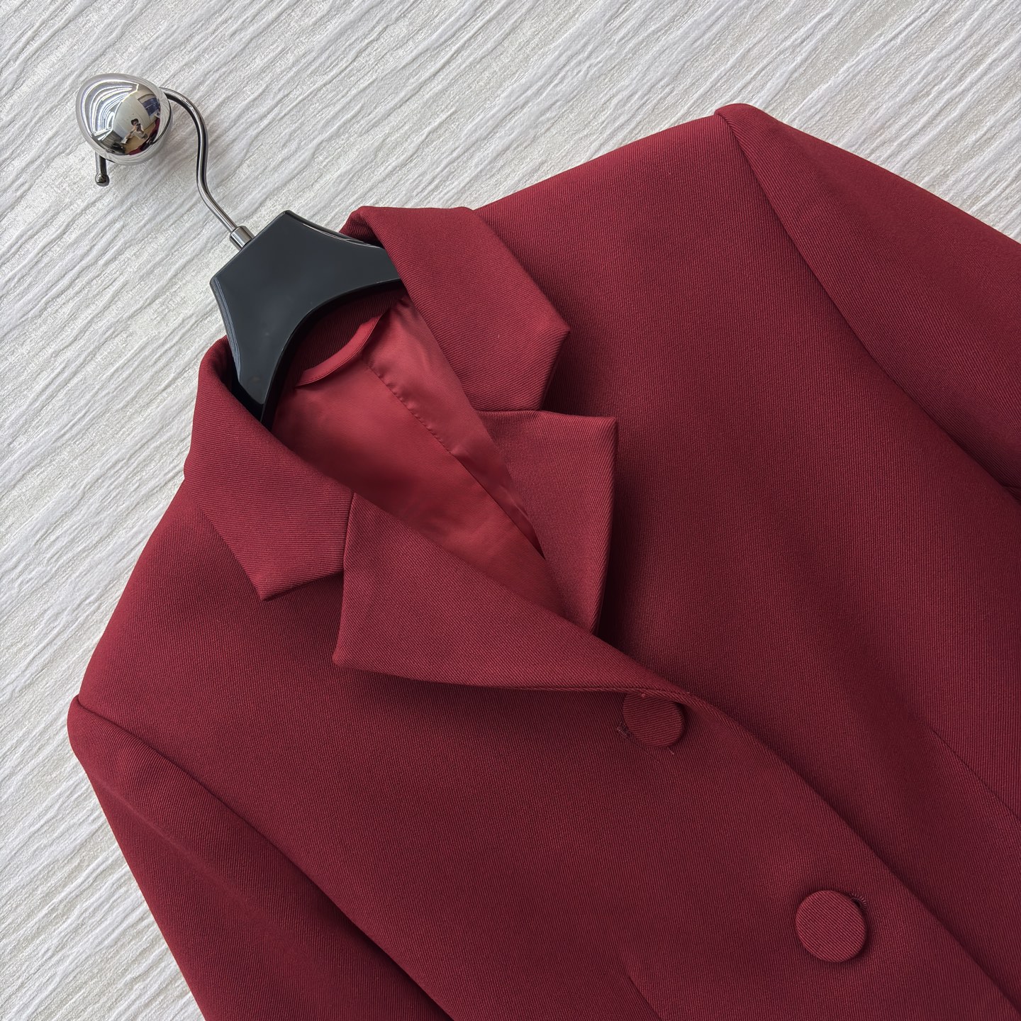 G家25新款 酒红色西装套装 金属扣装饰西装外套+直筒裤 职场的优雅宣言 亦是宴会的吸睛利器 利落剪裁勾