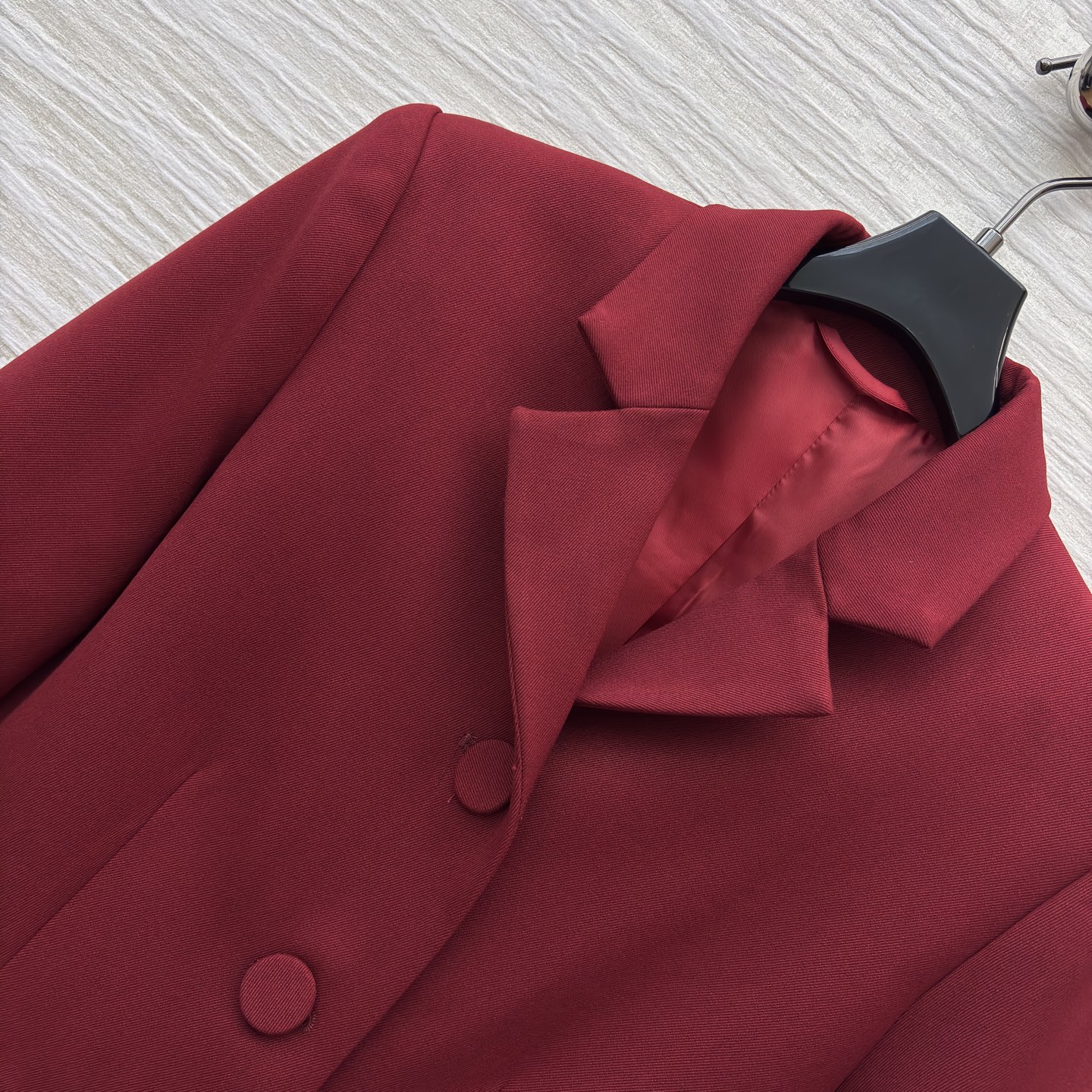 G家25新款 酒红色西装套装 金属扣装饰西装外套+直筒裤 职场的优雅宣言 亦是宴会的吸睛利器 利落剪裁勾