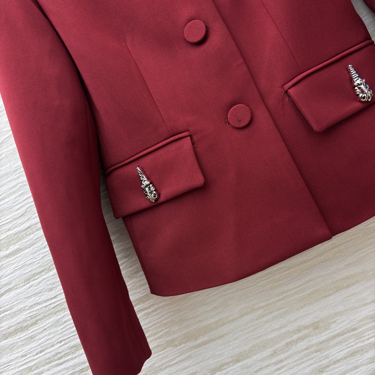 G家25新款 酒红色西装套装 金属扣装饰西装外套+直筒裤 职场的优雅宣言 亦是宴会的吸睛利器 利落剪裁勾