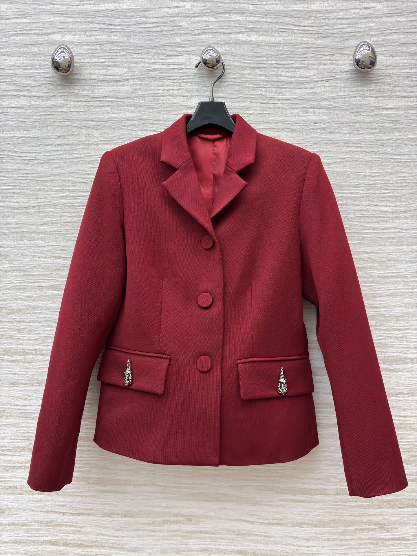 G家25新款 酒红色西装套装 金属扣装饰西装外套+直筒裤 职场的优雅宣言 亦是宴会的吸睛利器 利落剪裁勾