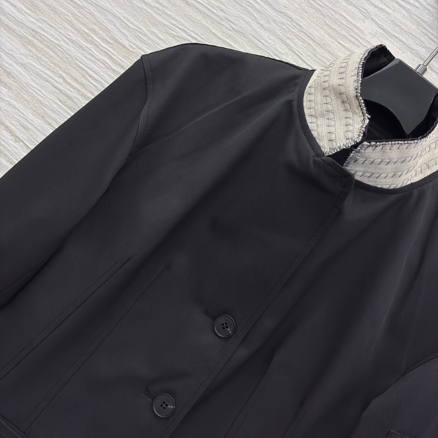 D家25新款 立领短款夹克 是秋冬穿搭的质感担当 立领撞色针织增添层次 袖口黑边设计利落别致 臂袋细节暗