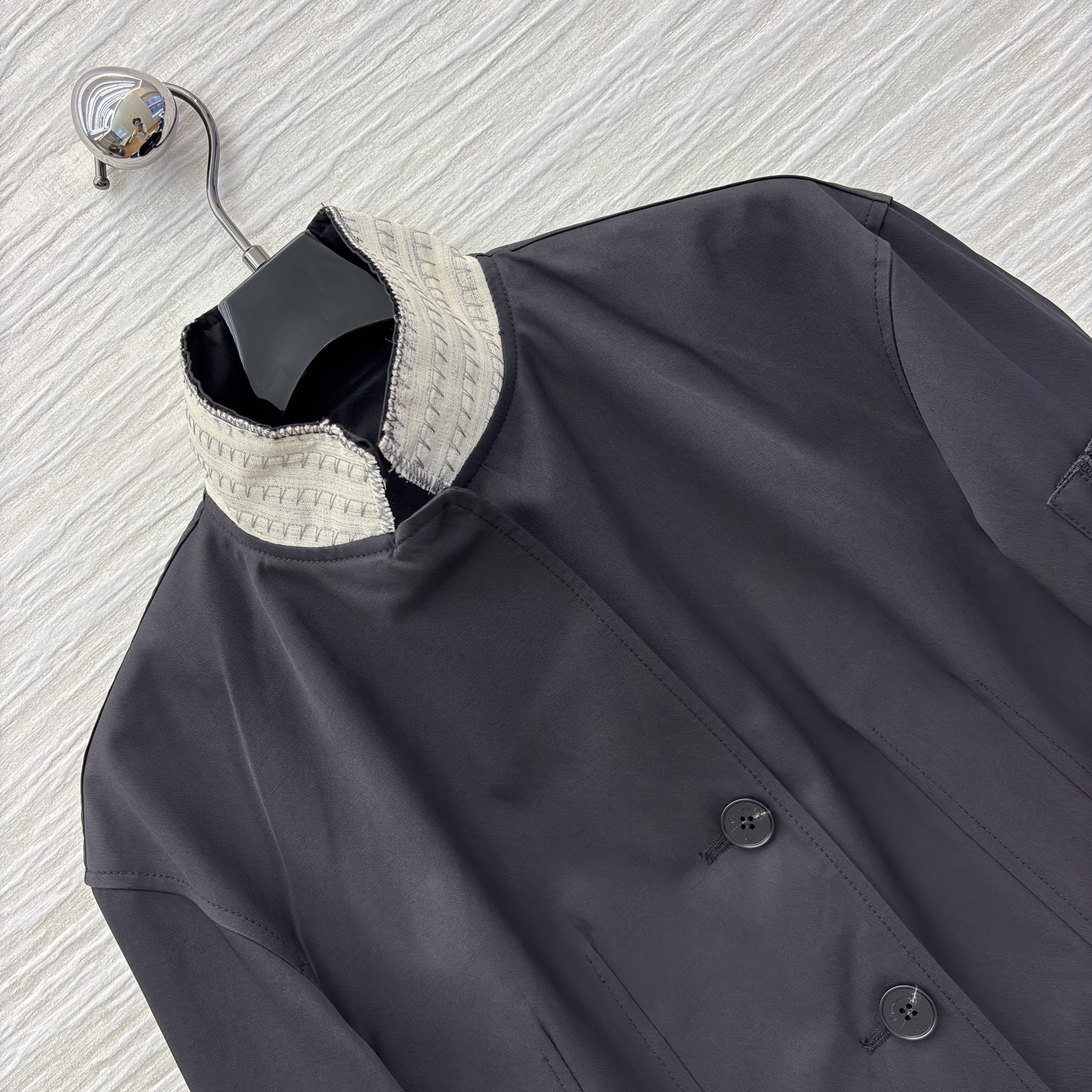 D家25新款 立领短款夹克 是秋冬穿搭的质感担当 立领撞色针织增添层次 袖口黑边设计利落别致 臂袋细节暗