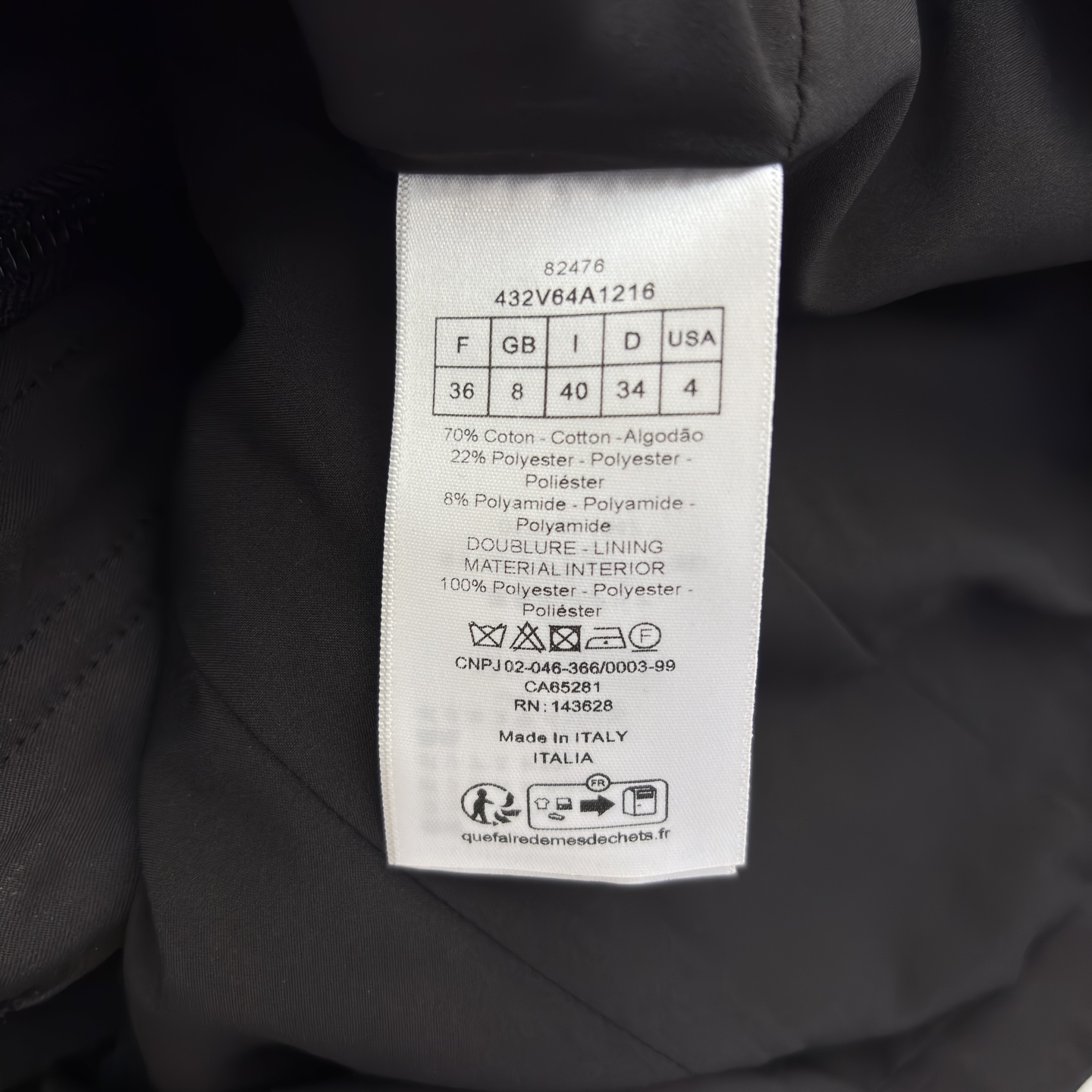 D家25新款 立领短款夹克 是秋冬穿搭的质感担当 立领撞色针织增添层次 袖口黑边设计利落别致 臂袋细节暗