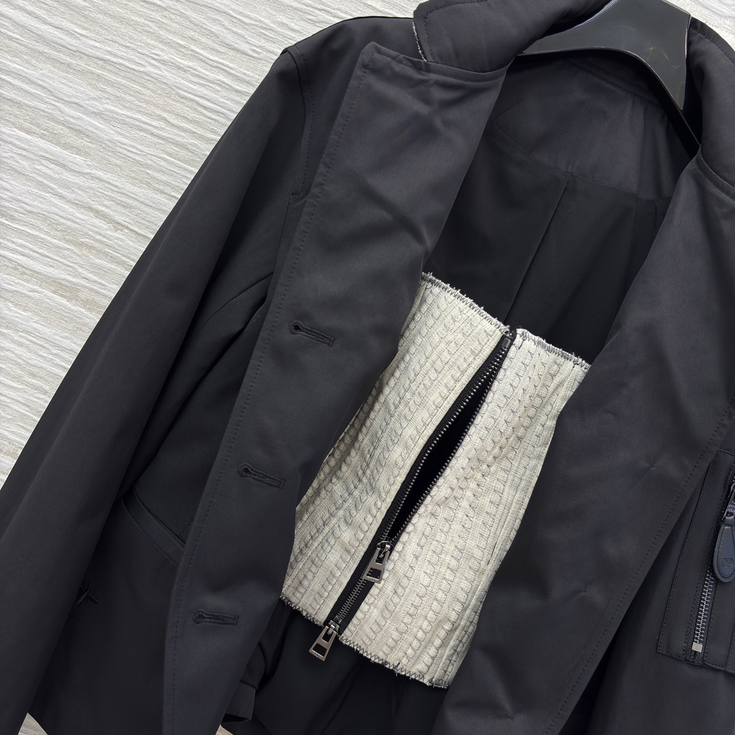 D家25新款 立领短款夹克 是秋冬穿搭的质感担当 立领撞色针织增添层次 袖口黑边设计利落别致 臂袋细节暗