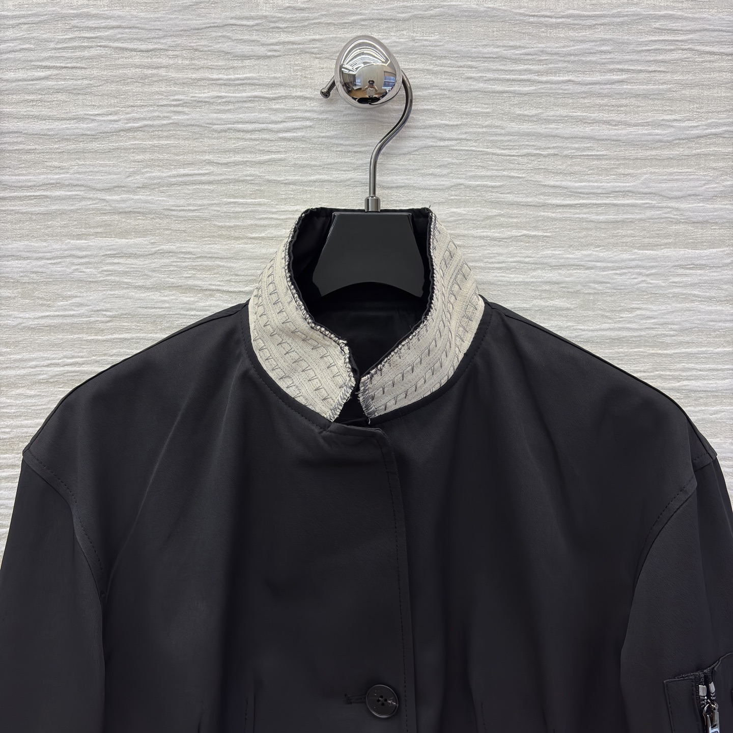 D家25新款 立领短款夹克 是秋冬穿搭的质感担当 立领撞色针织增添层次 袖口黑边设计利落别致 臂袋细节暗