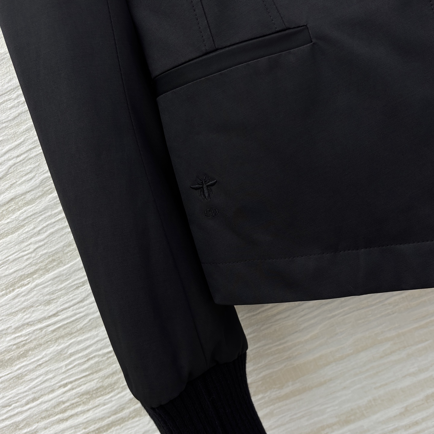 D家25新款 立领短款夹克 是秋冬穿搭的质感担当 立领撞色针织增添层次 袖口黑边设计利落别致 臂袋细节暗