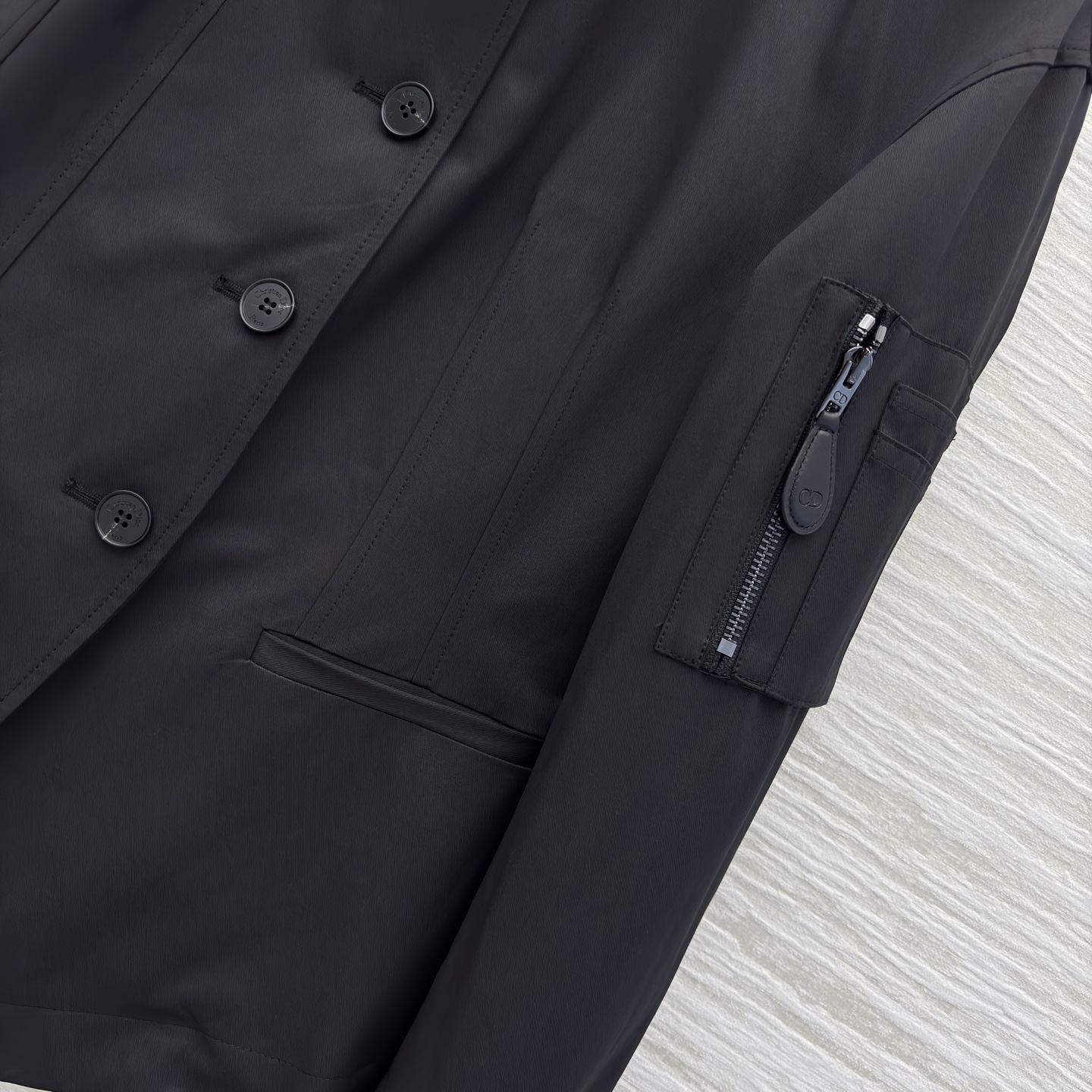 D家25新款 立领短款夹克 是秋冬穿搭的质感担当 立领撞色针织增添层次 袖口黑边设计利落别致 臂袋细节暗