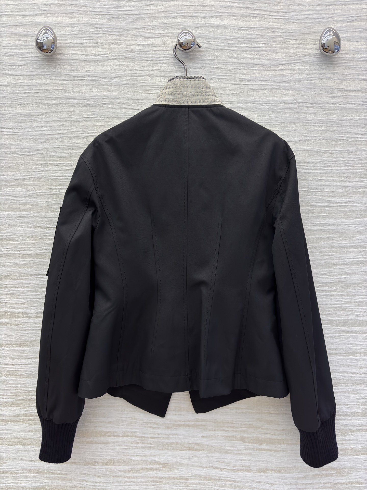 D家25新款 立领短款夹克 是秋冬穿搭的质感担当 立领撞色针织增添层次 袖口黑边设计利落别致 臂袋细节暗