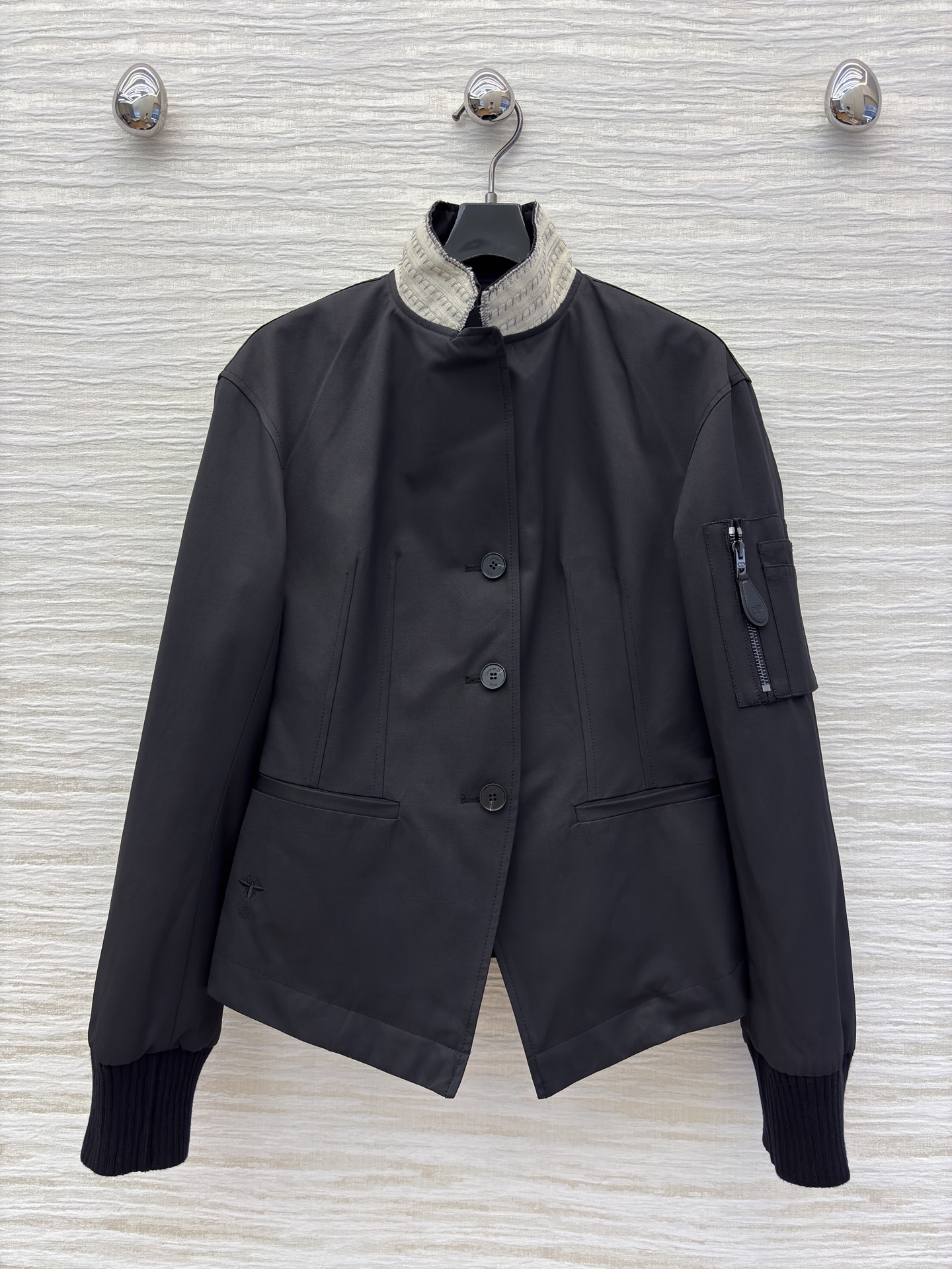 D家25新款 立领短款夹克 是秋冬穿搭的质感担当 立领撞色针织增添层次 袖口黑边设计利落别致 臂袋细节暗