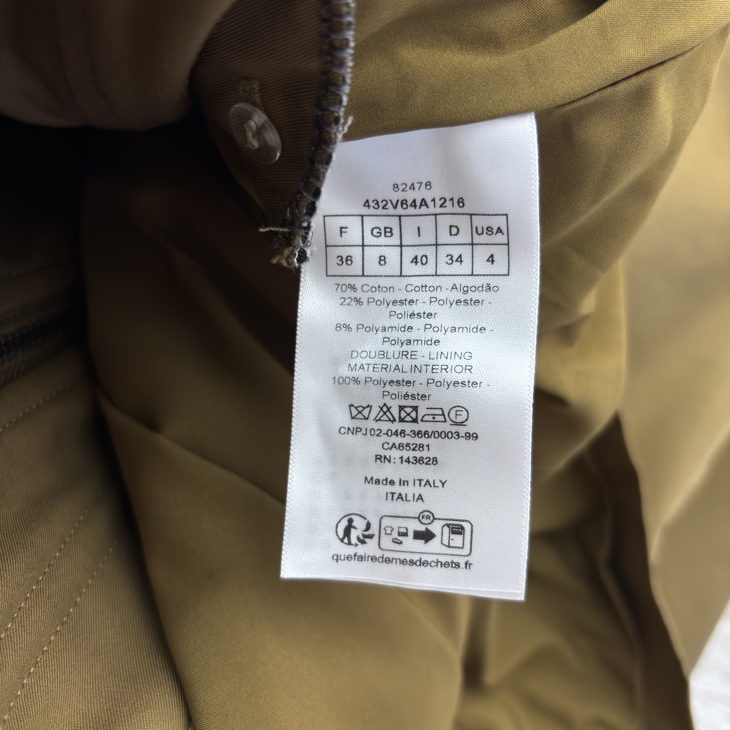 D家25新款 立领短款夹克 是秋冬穿搭的质感担当 立领撞色针织增添层次 袖口黑边设计利落别致 臂袋细节暗