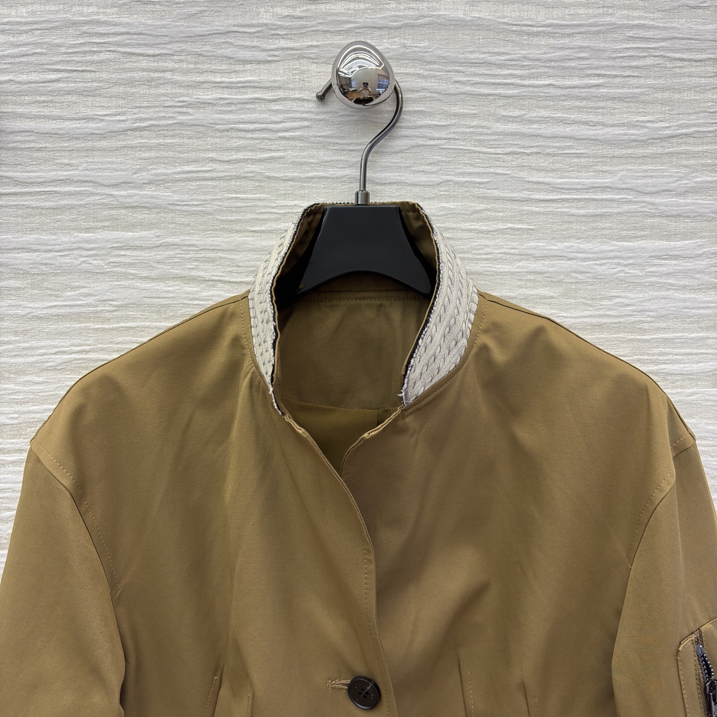 D家25新款 立领短款夹克 是秋冬穿搭的质感担当 立领撞色针织增添层次 袖口黑边设计利落别致 臂袋细节暗