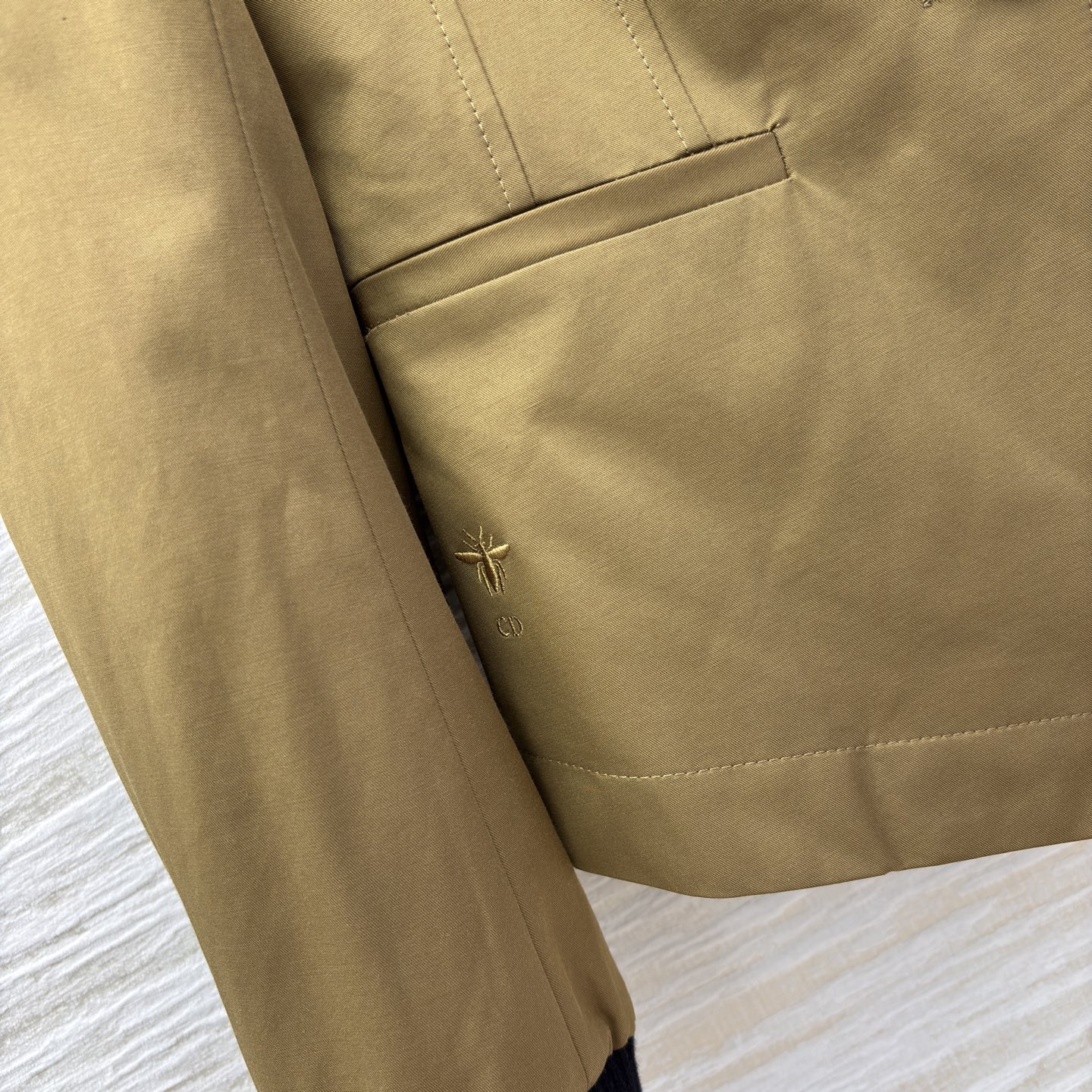 D家25新款 立领短款夹克 是秋冬穿搭的质感担当 立领撞色针织增添层次 袖口黑边设计利落别致 臂袋细节暗