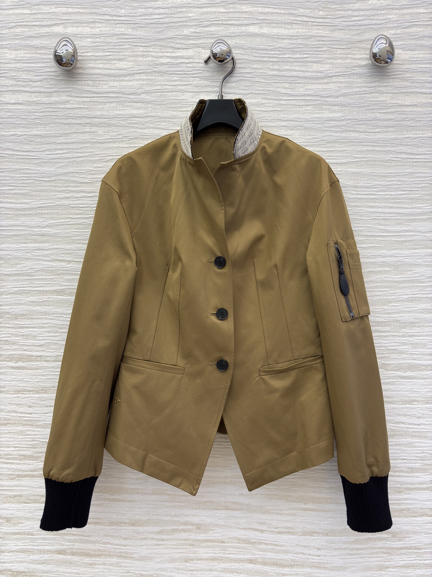 D家25新款 立领短款夹克 是秋冬穿搭的质感担当 立领撞色针织增添层次 袖口黑边设计利落别致 臂袋细节暗