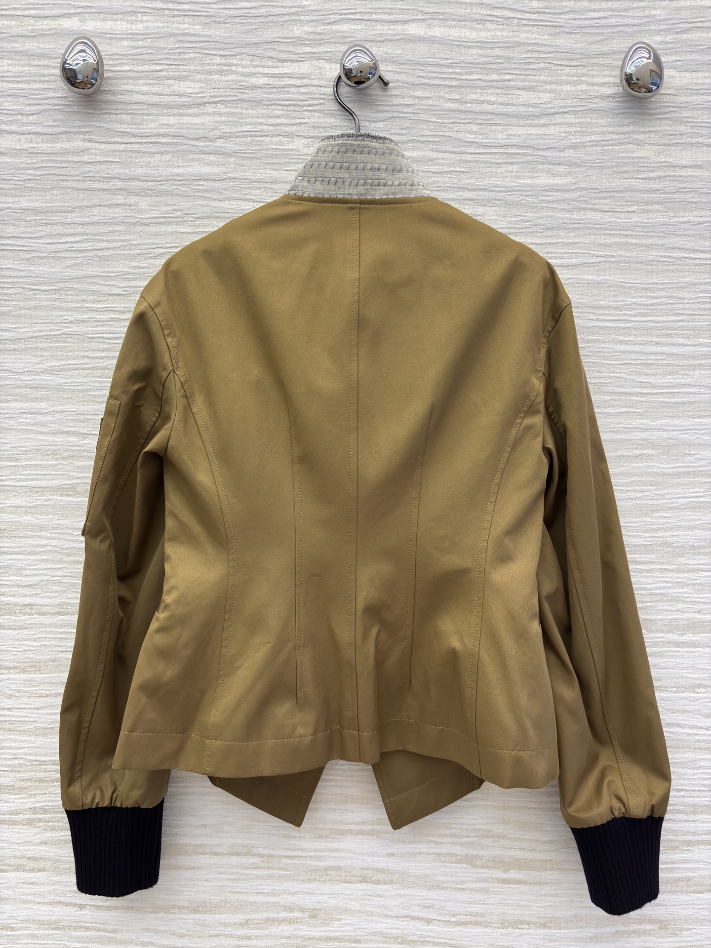 D家25新款 立领短款夹克 是秋冬穿搭的质感担当 立领撞色针织增添层次 袖口黑边设计利落别致 臂袋细节暗