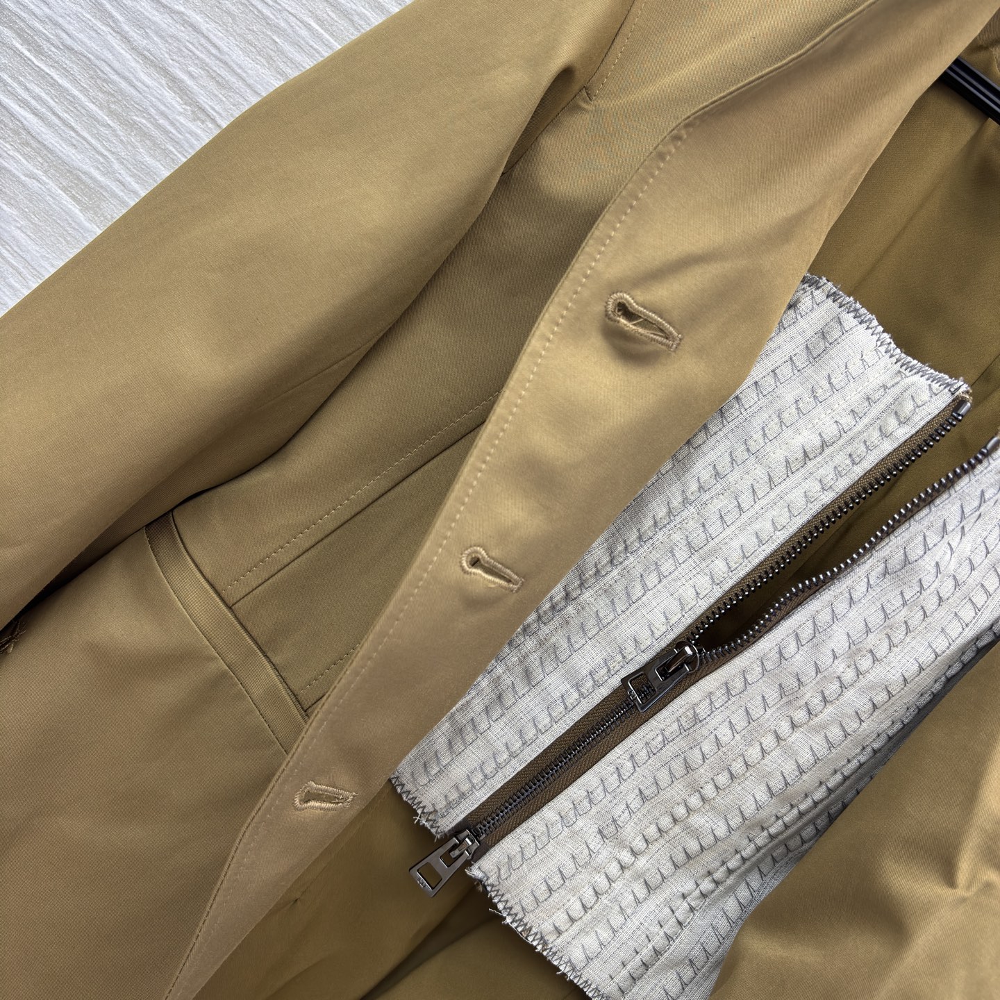 D家25新款 立领短款夹克 是秋冬穿搭的质感担当 立领撞色针织增添层次 袖口黑边设计利落别致 臂袋细节暗