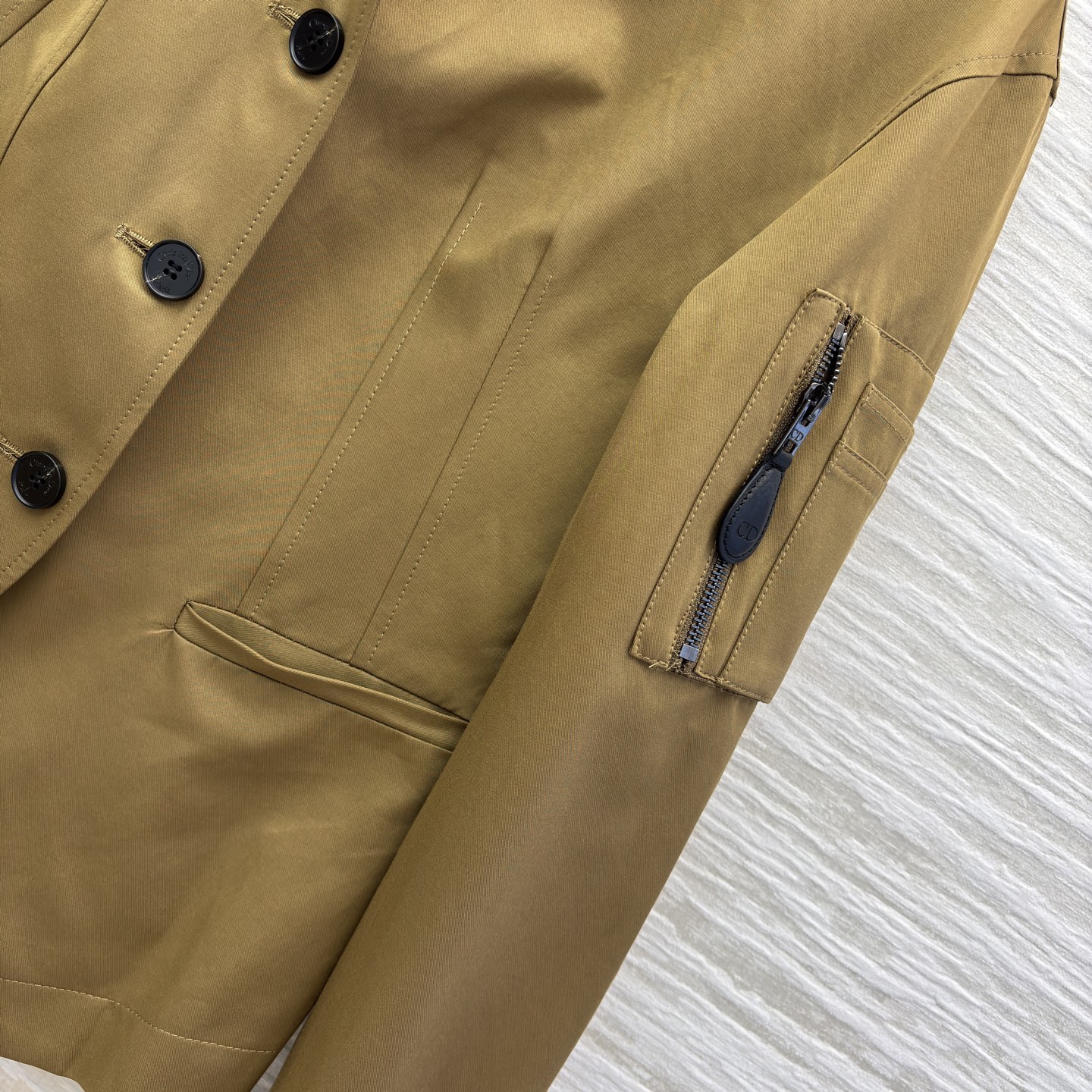 D家25新款 立领短款夹克 是秋冬穿搭的质感担当 立领撞色针织增添层次 袖口黑边设计利落别致 臂袋细节暗